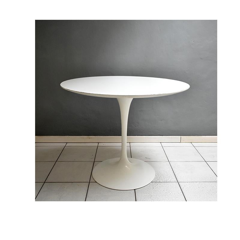 Mid-Century Modern 1970, Tulip Round White Table by Knoll International Designed by Eero Saarinen