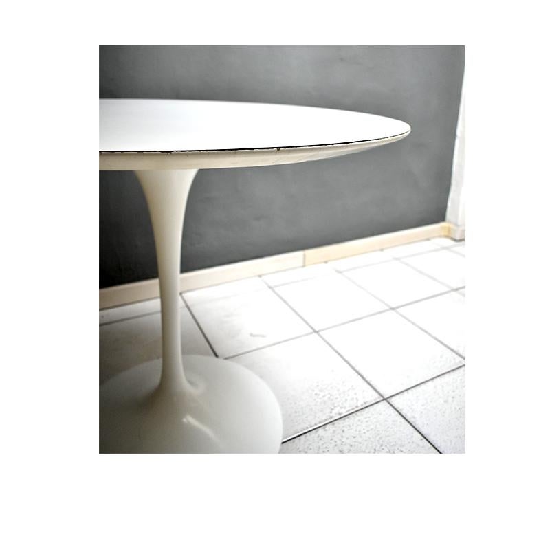 1970, Tulip Round White Table by Knoll International Designed by Eero Saarinen In Good Condition In Milan, IT