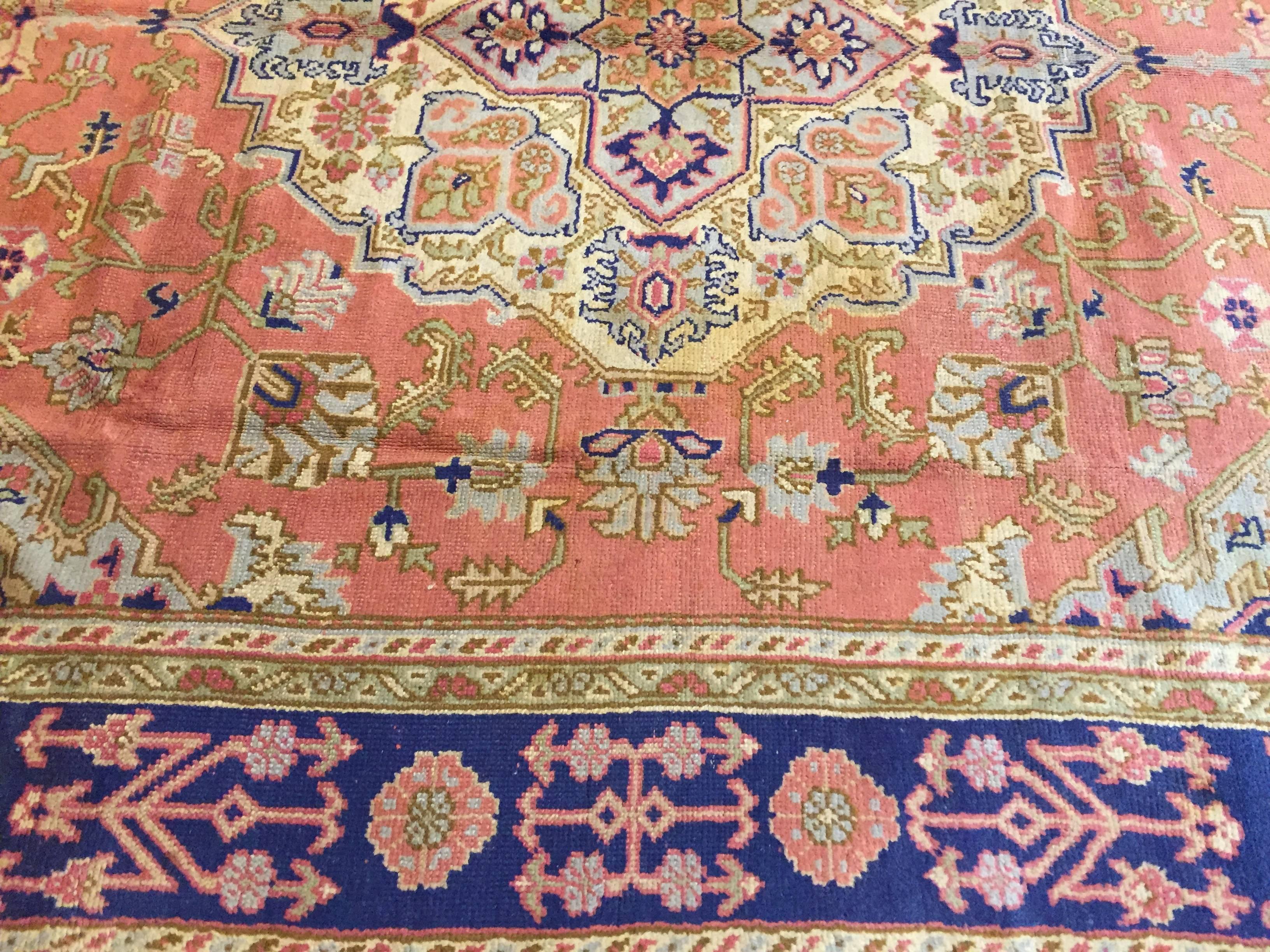 1970 Turchia Oushak Annodato a mano Medaglione centrale Rosa Blu in vendita 6