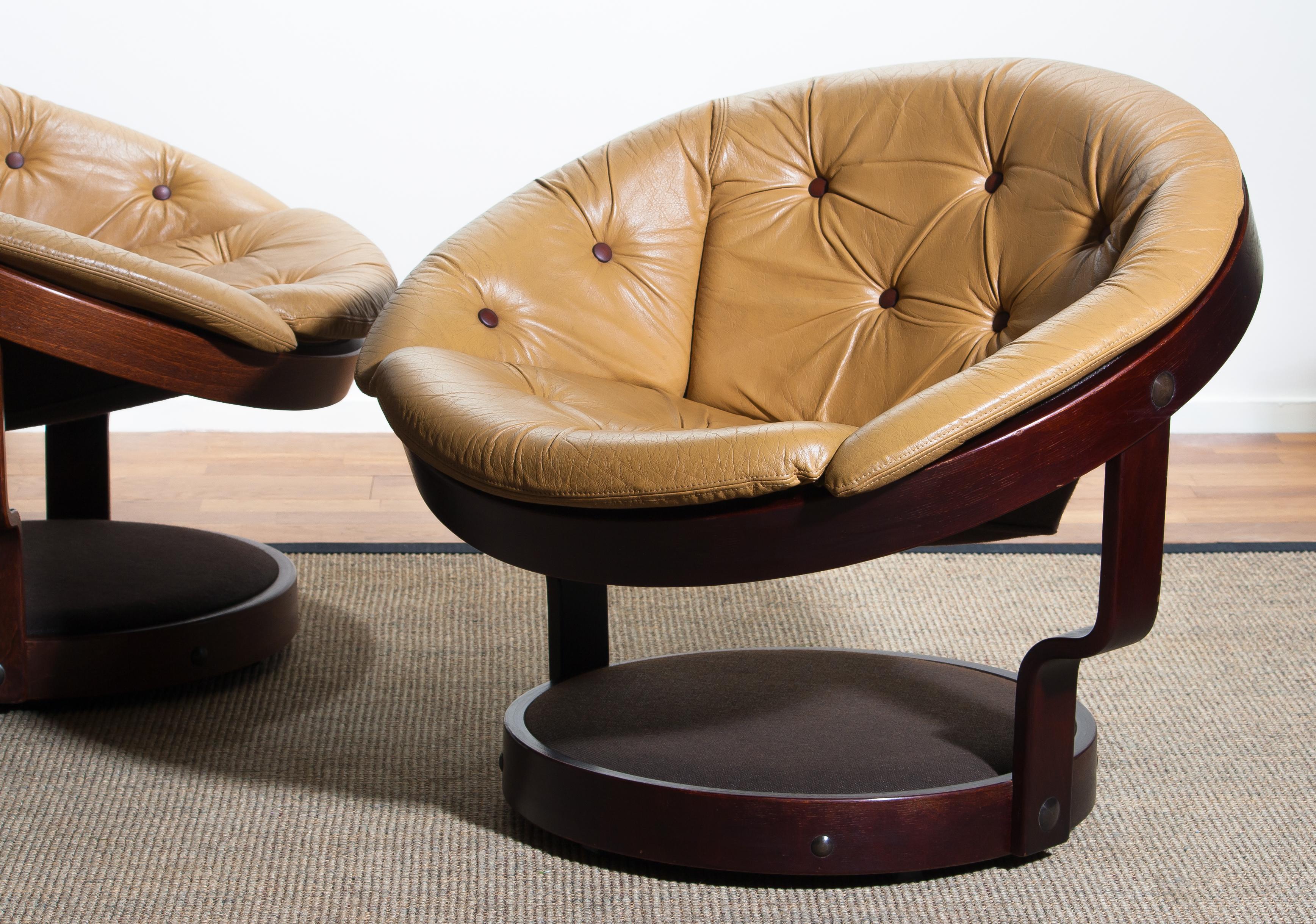 Two beautiful circle shaped easy / lounge chairs by Oddmund Vad for VAD Trevarefabrikk as from Norway. Designed in the 1970s. The chairs are in stabile and good condition.
The frame of one chair is in oak color and one in mahogany.