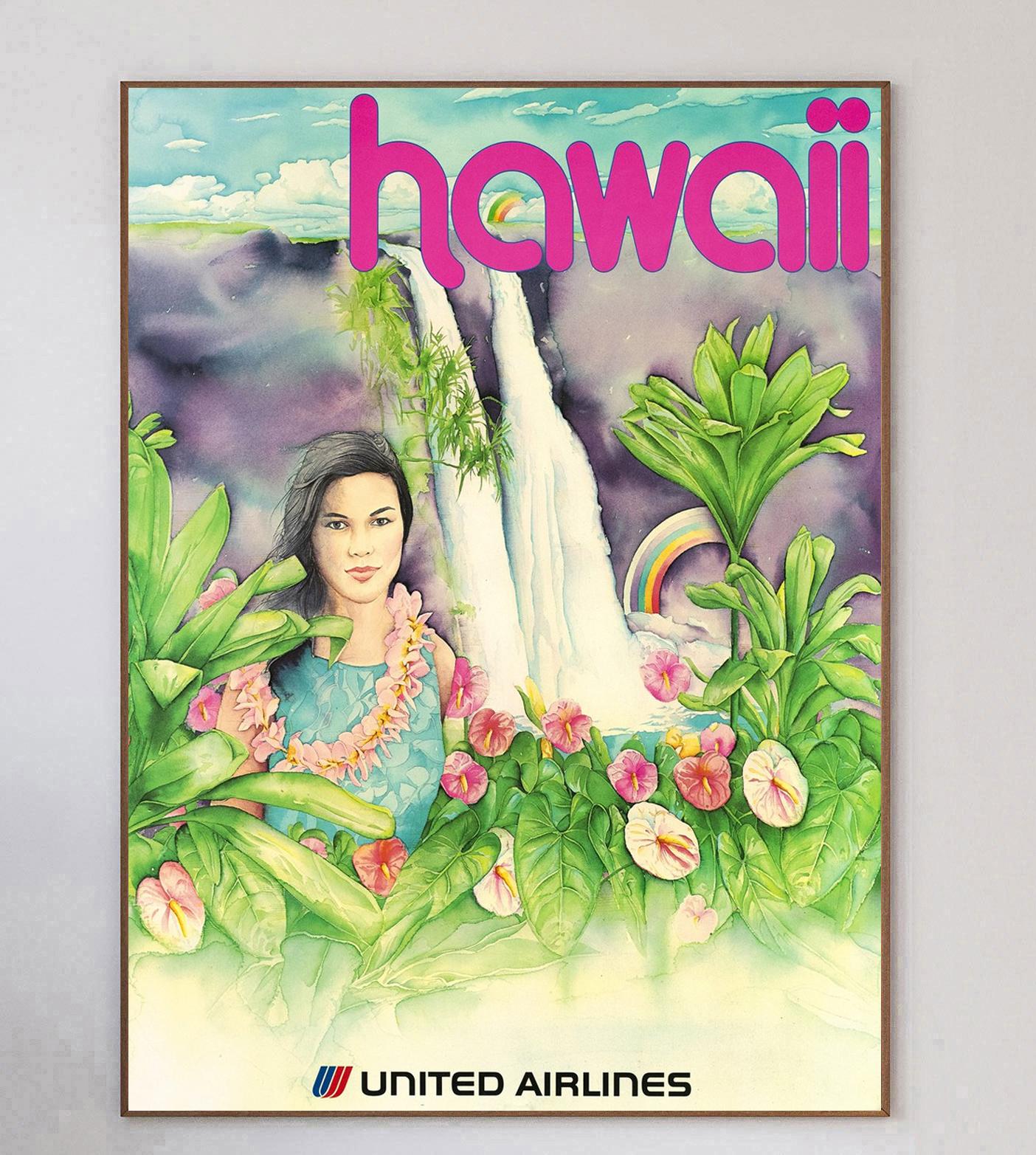 Avec une illustration brillante représentant une femme dans la nature devant une chute d'eau et un arc-en-ciel, cette superbe et rare affiche de 1970 fait la promotion des lignes United Airlines à destination d'Hawaï. Ce design coloré est en