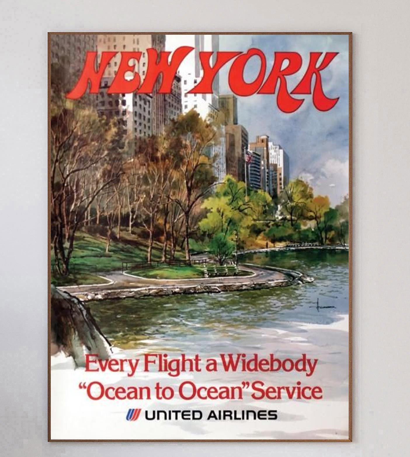 Cette belle et rare affiche, réalisée par l'artiste Hollenbeck, fait la promotion des liaisons de United Airlines vers New York. Représentant une scène ensoleillée dans Central Park à Manhattan, l'affiche indique 