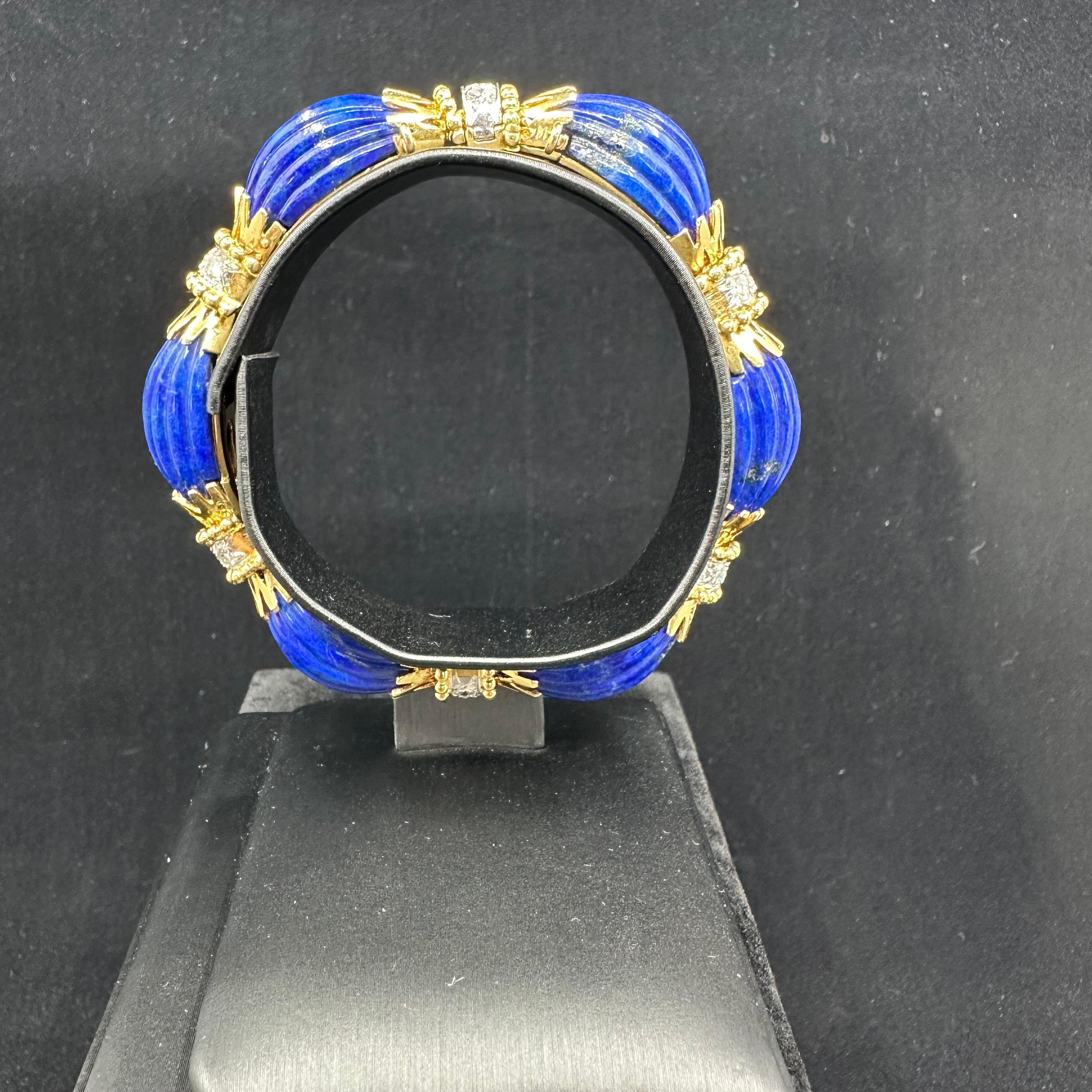 VCA 1970  Bracelet en lapis bleu et diamants, six sections articulées de lapis-lazuli sculpté et cannelé, plus 3 diamants entre chaque section.
Total de 1,90 cts de diamants blancs fins,
Poinçon français numéros vca et agrafes de l'atelier
