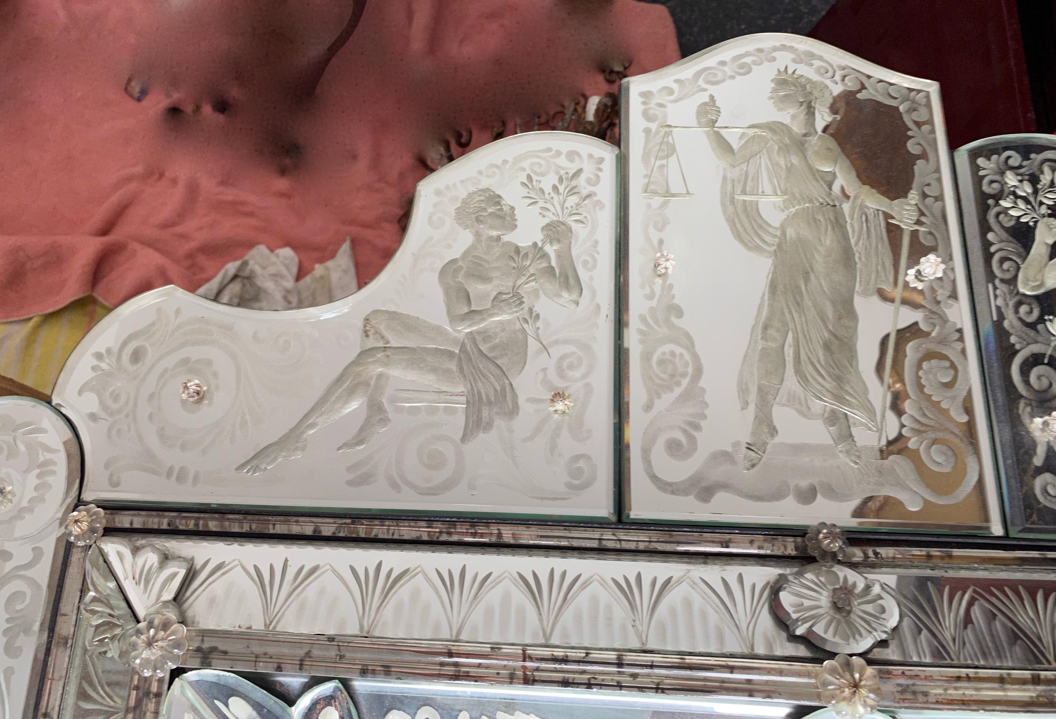 Miroir de Venise de 1970 dans l'antiquité avec décor de personnages symbolisant la justice en vente 1