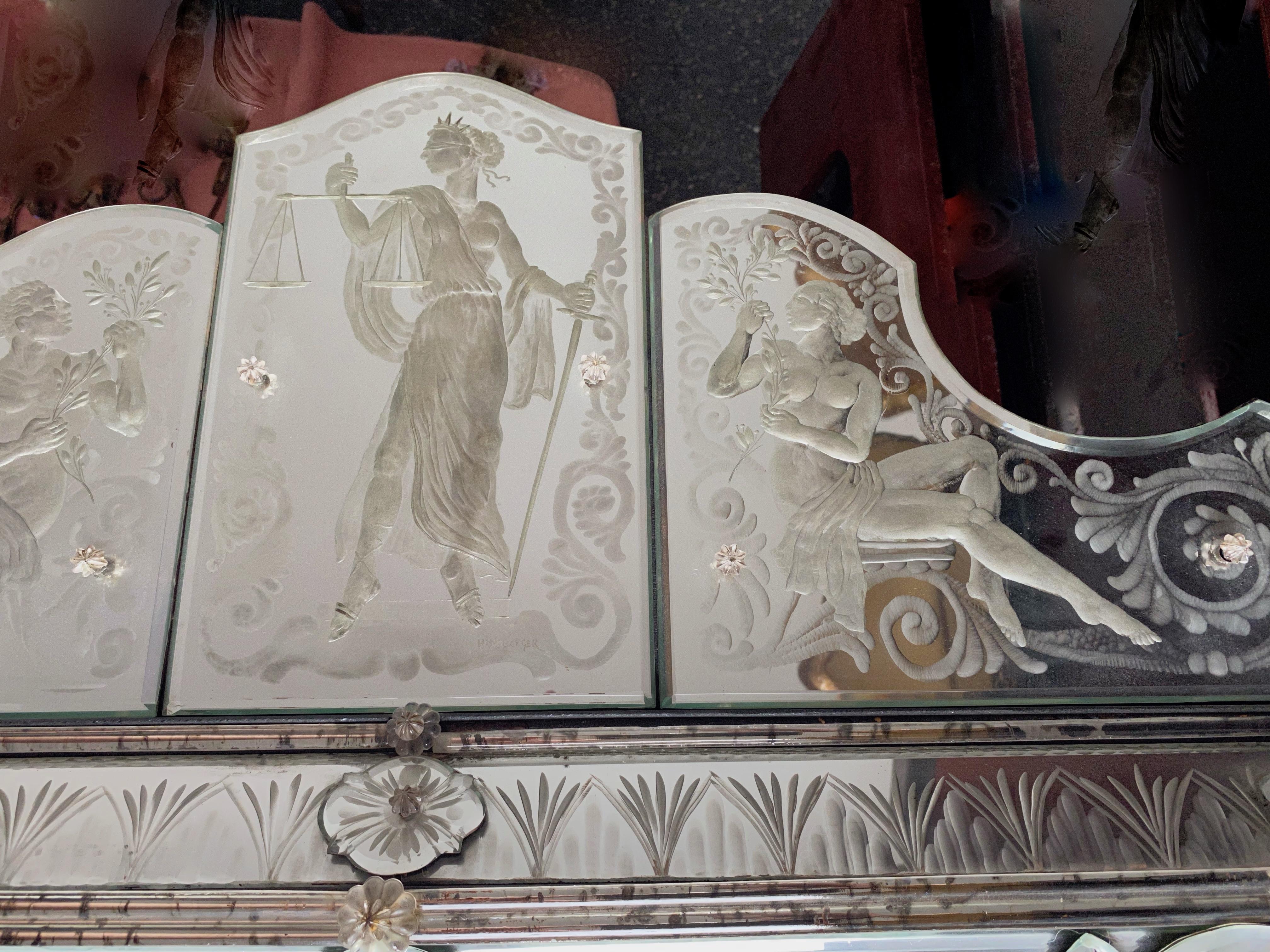Miroir de Venise de 1970 dans l'antiquité avec décor de personnages symbolisant la justice en vente 2