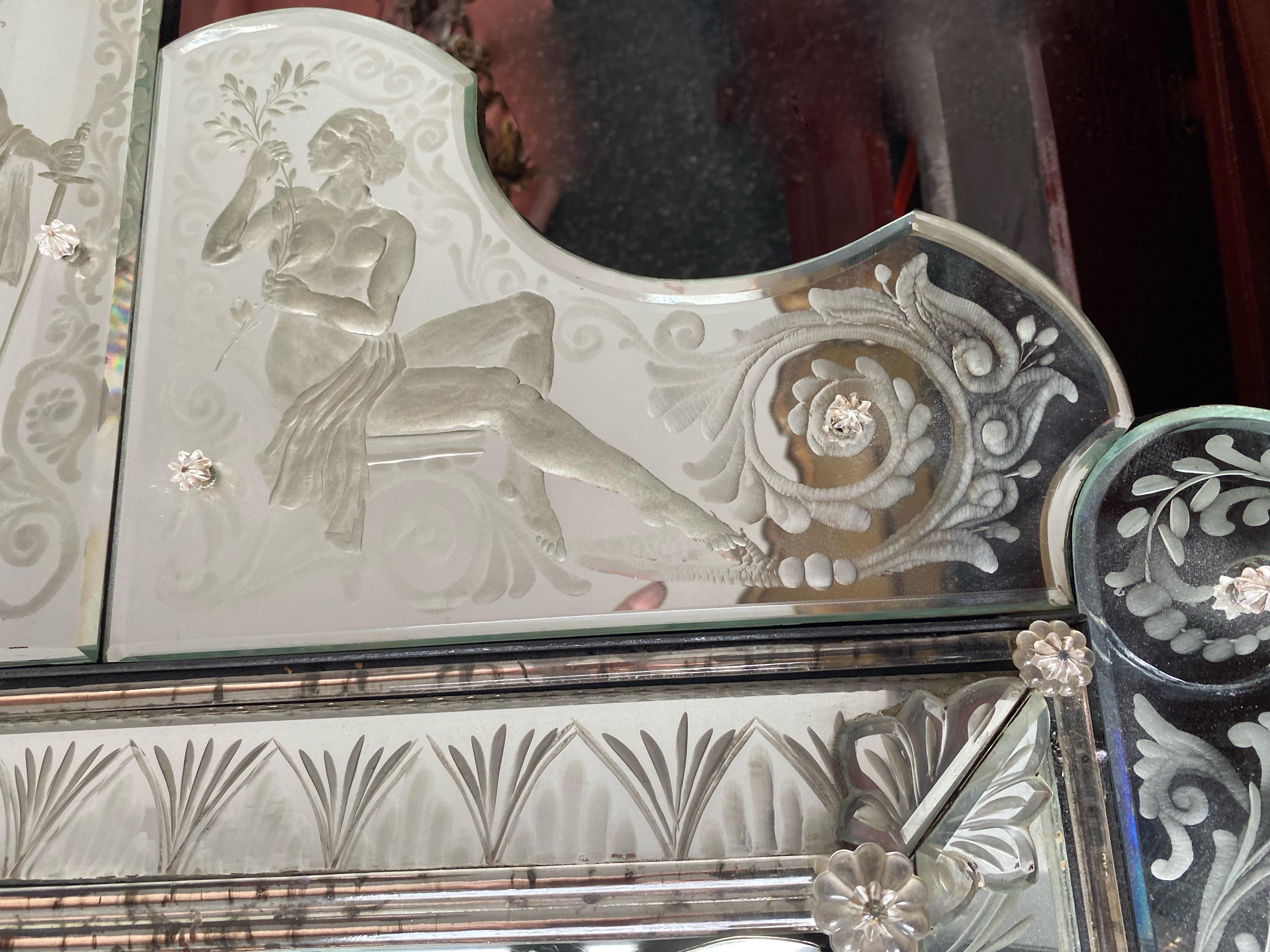 Miroir de Venise de 1970 dans l'antiquité avec décor de personnages symbolisant la justice en vente 3