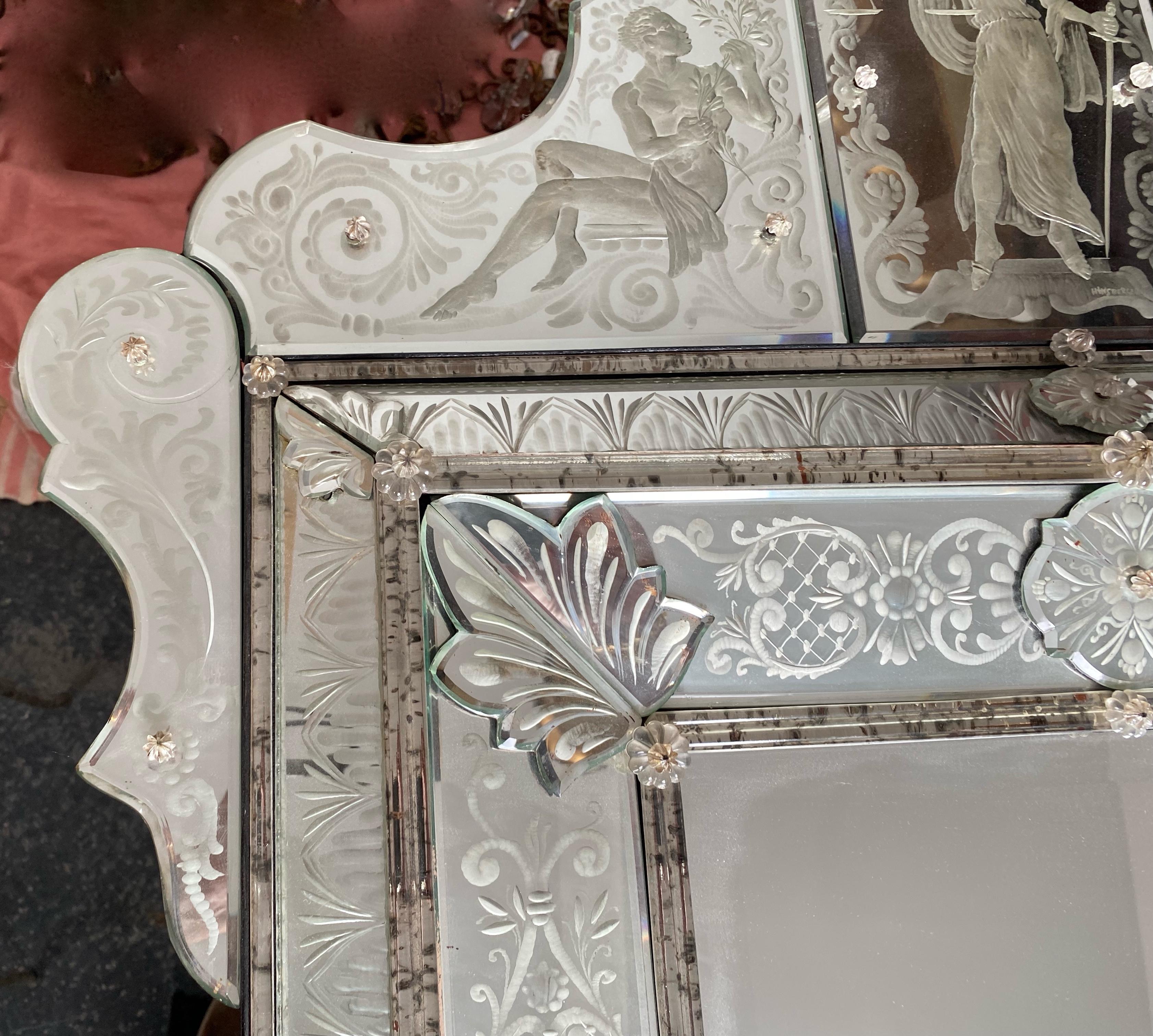 Verre d'art Miroir de Venise de 1970 dans l'antiquité avec décor de personnages symbolisant la justice en vente