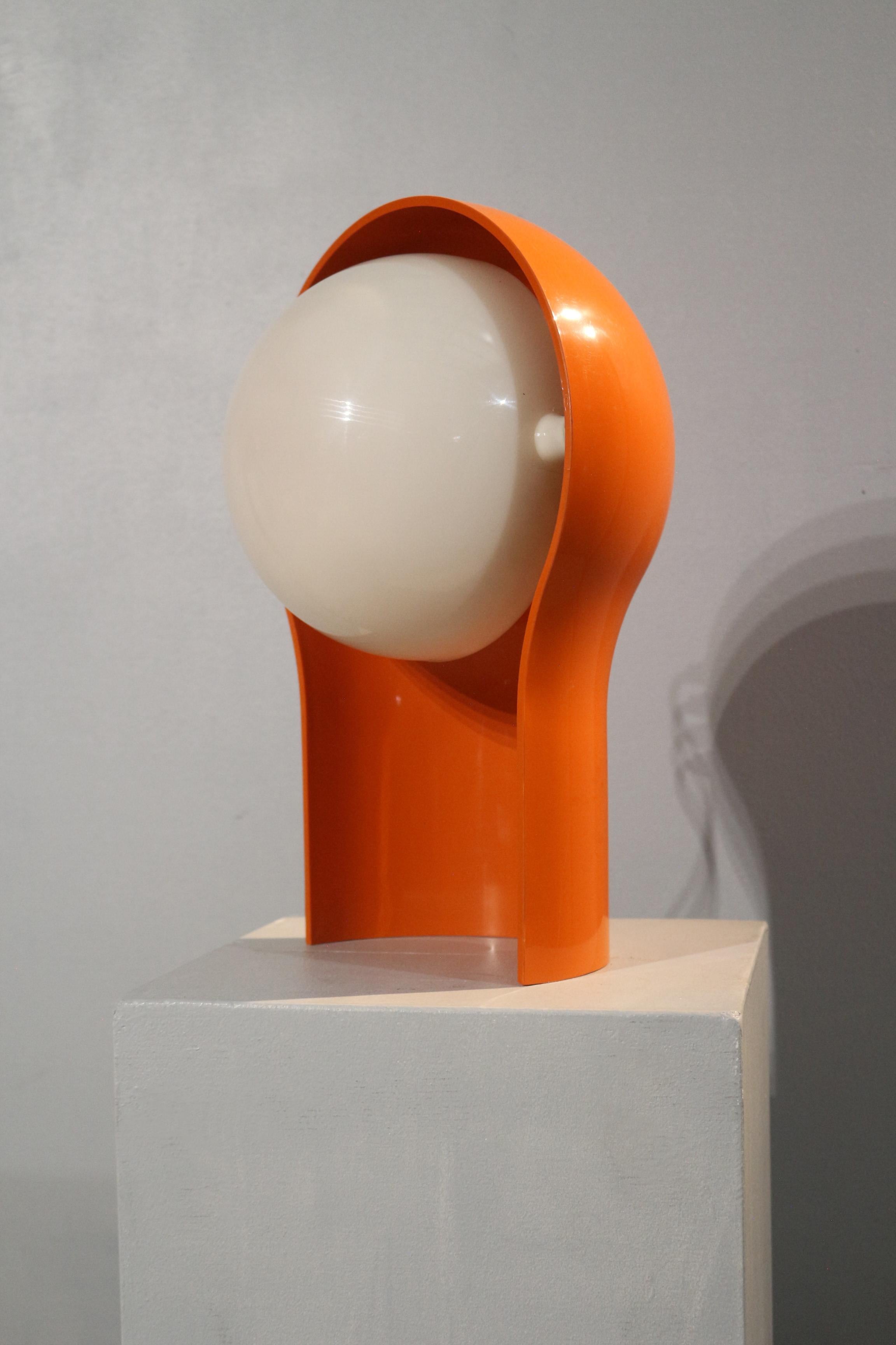 Original-Tischlampe Telegono von Vico Magistretti für Artemide 1968. 
En bon état d'origine. 
Dieser italienische Klassiker hat ein cremefarbenes Gehäuse und ein orangefarbenes Handy, das in allen Positionen einsetzbar ist. 
Alle Teile sind im