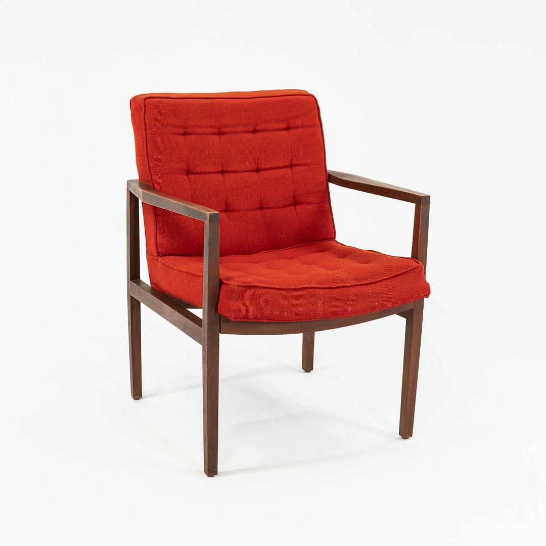 Questa è una poltrona Cafiero, disegnata da Vincent Cafiero per Knoll alla fine degli anni Cinquanta. Presenta una struttura in noce tinto con braccioli e un'imbottitura in hopsack rosso pomodoro con ciuffi classici di Knoll. Questo esemplare