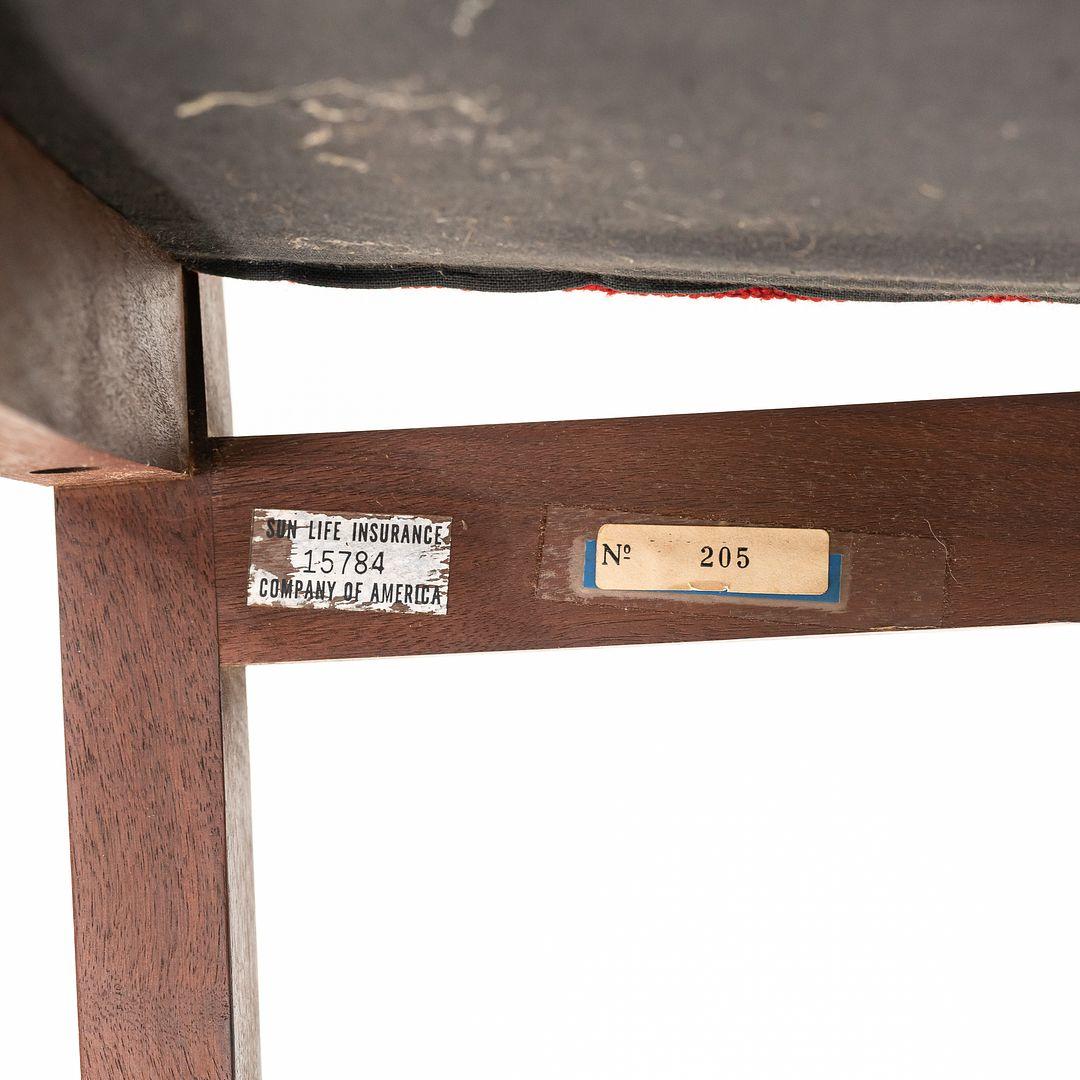 Moderno 1970 Vincent Cafiero per Knoll Poltrona da pranzo in noce e tessuto rosso in vendita