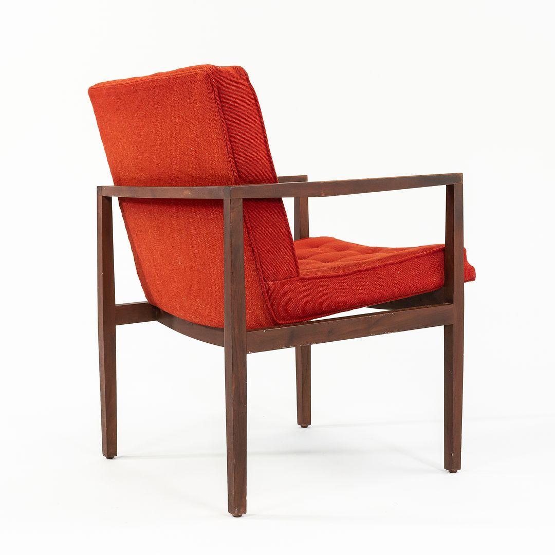 1970 Vincent Cafiero per Knoll Poltrona da pranzo in noce e tessuto rosso In condizioni buone in vendita a Philadelphia, PA