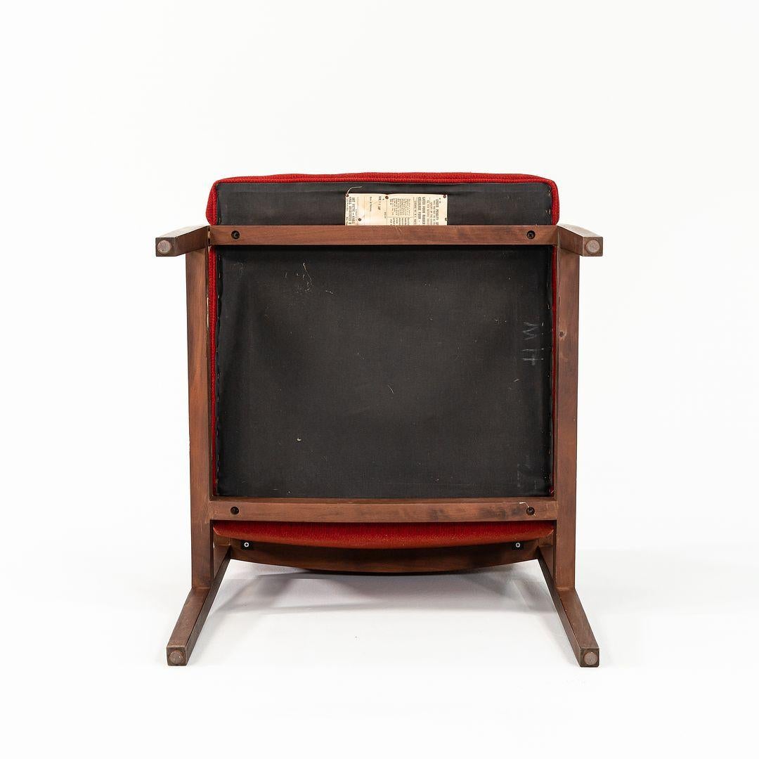 Tessuto 1970 Vincent Cafiero per Knoll Poltrona da pranzo in noce e tessuto rosso in vendita