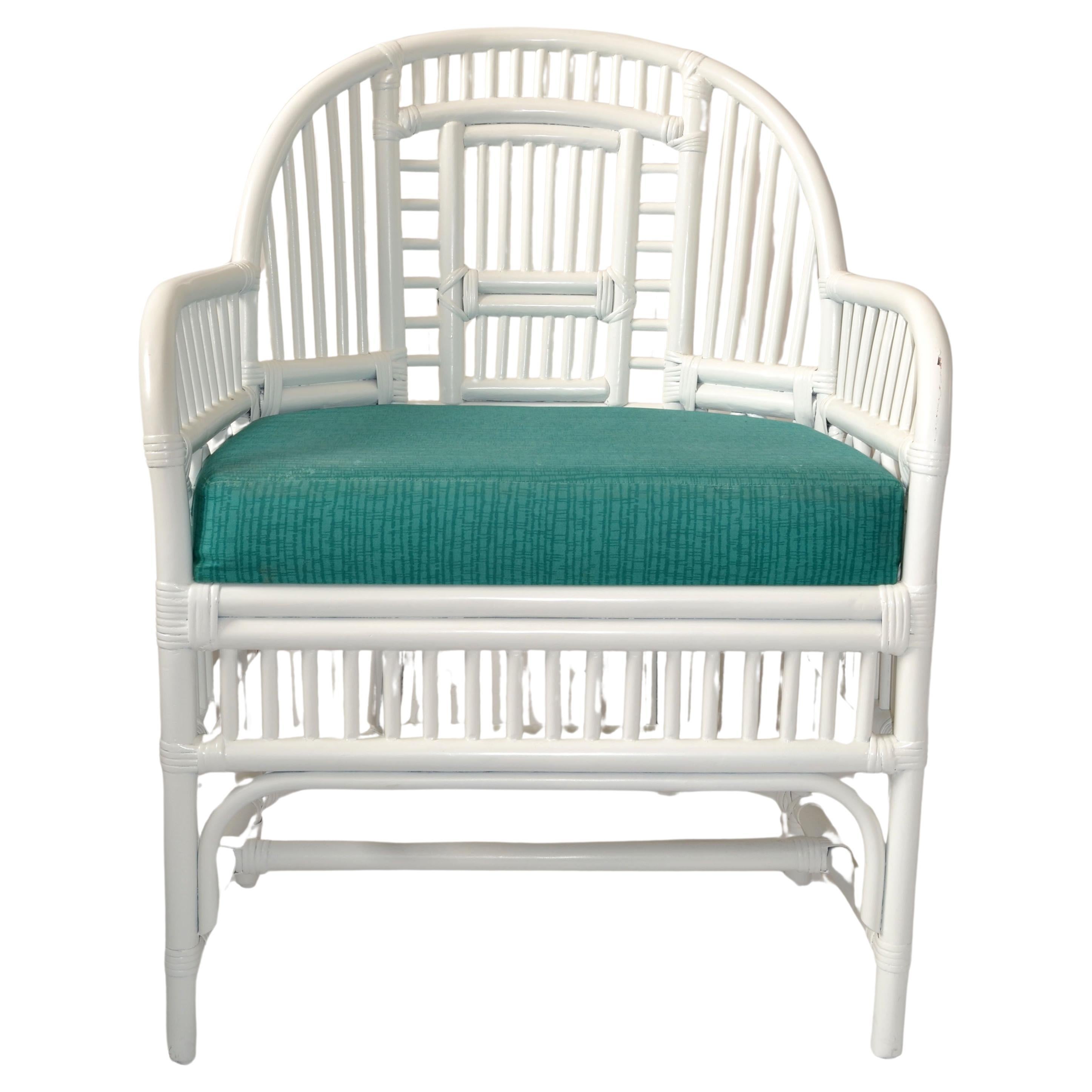 Sillón vintage de bambú acabado en blanco, cañizo y junco partido cojín de asiento verde sobre seis patas. Se trata de una silla hecha a mano con asiento de caña tejida, estructura de bambú y motivos de bambú de inspiración china.
El respaldo está