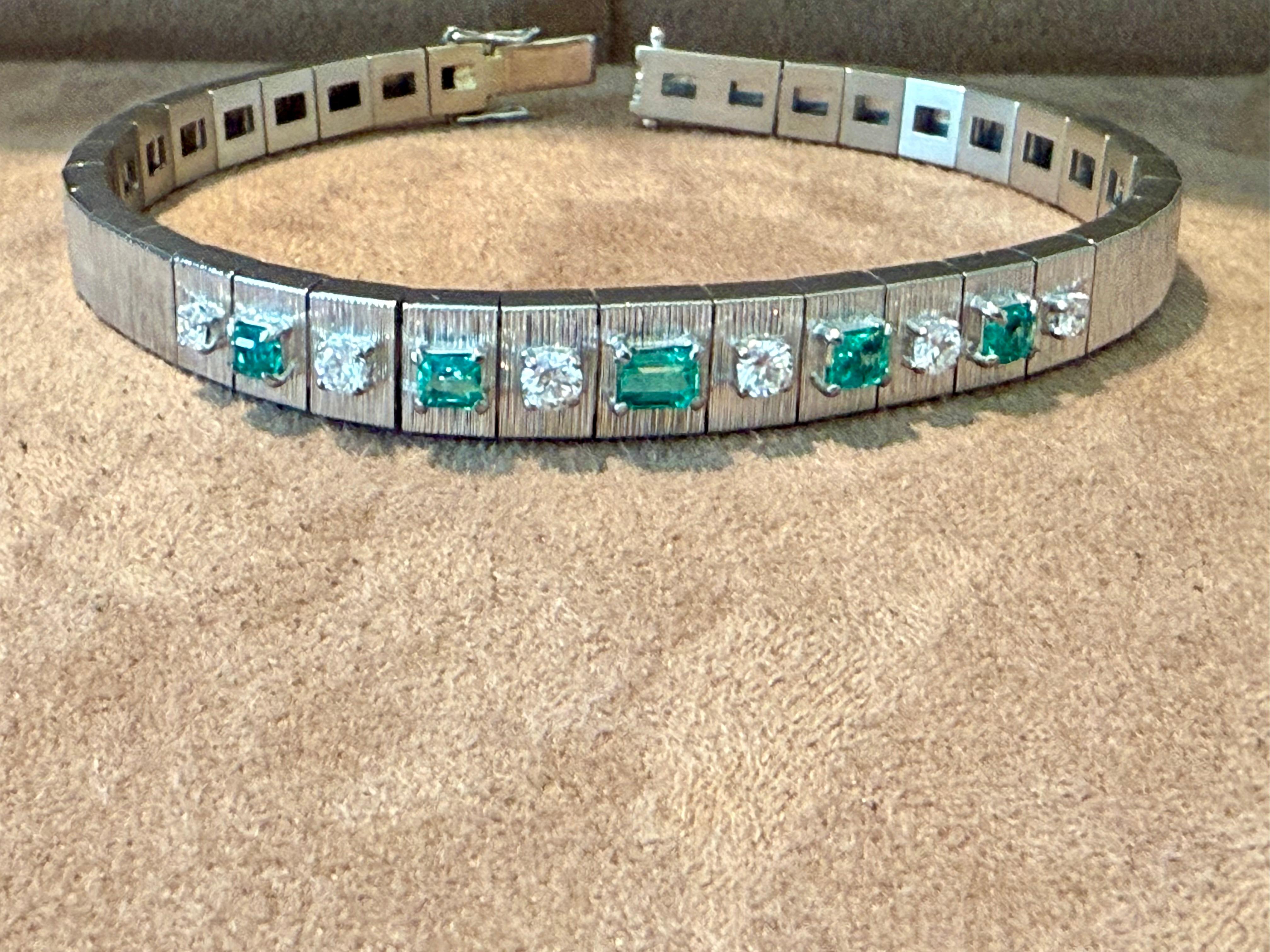 1970 Vintage Diamond Emerald Braclet 18 K brushed white Gold For Sale 4