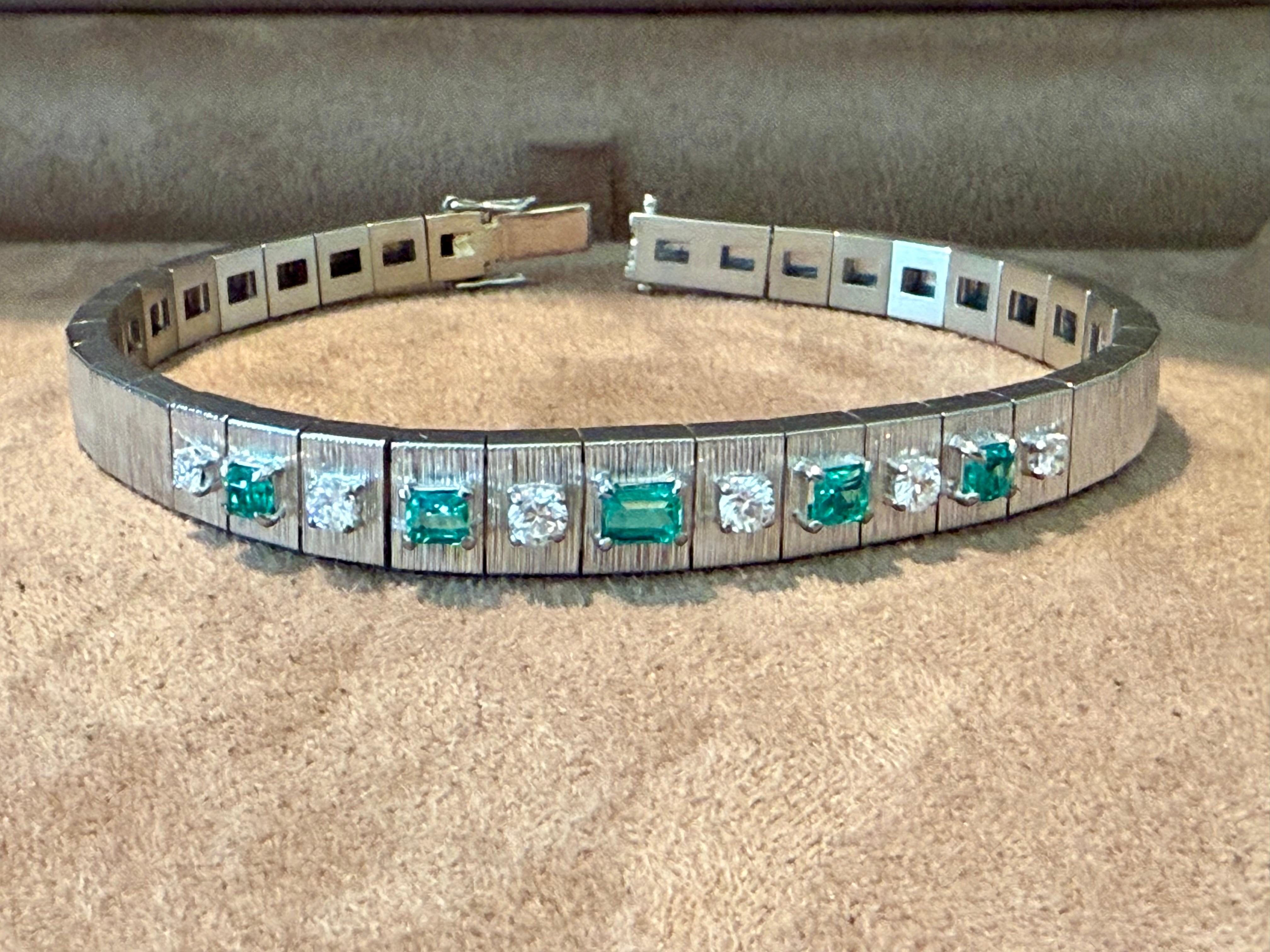 1970 Vintage Diamond Emerald Braclet 18 K brushed white Gold For Sale 5