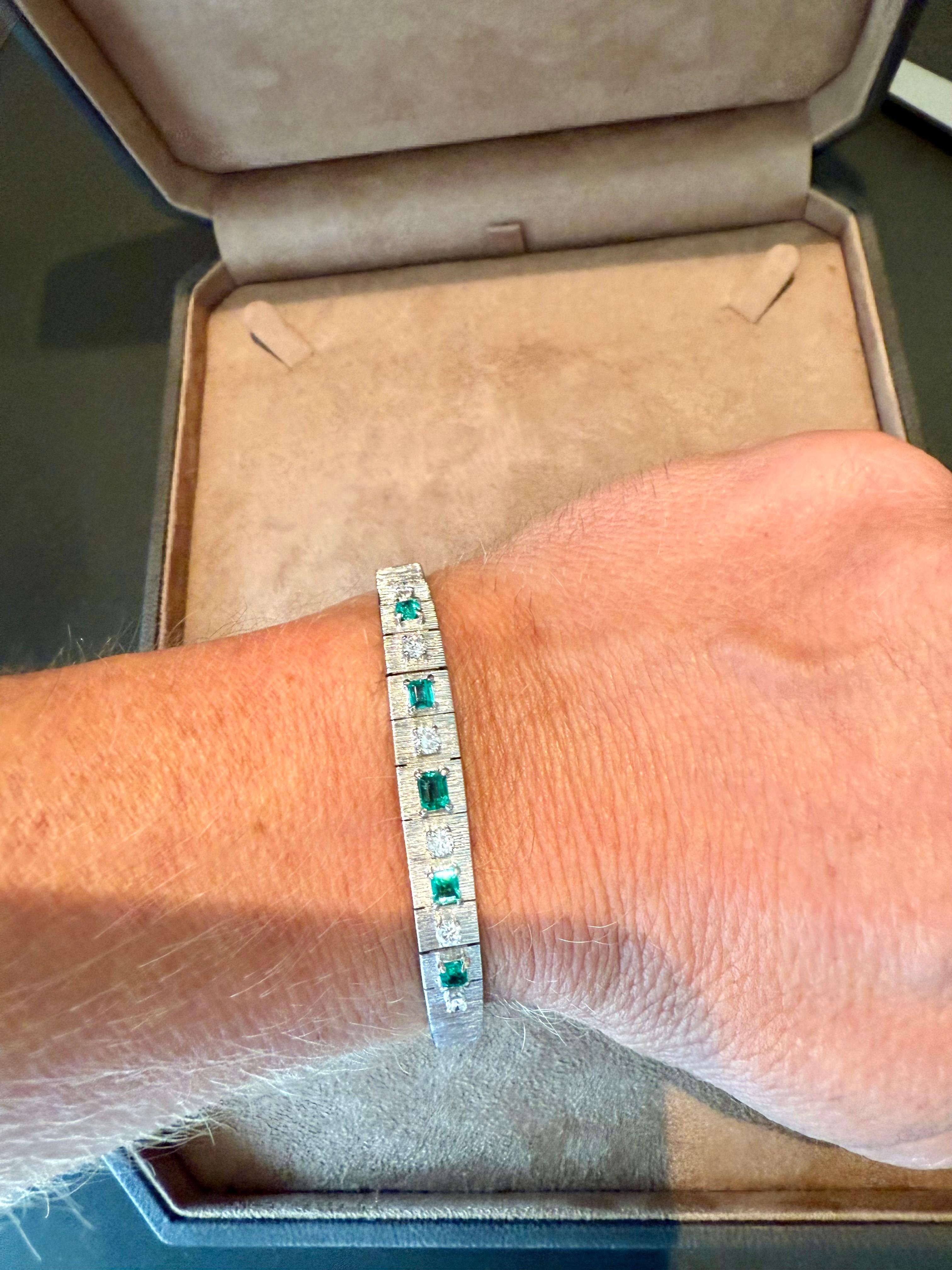 1970 Vintage Diamond Emerald Braclet 18 K brushed white Gold For Sale 6
