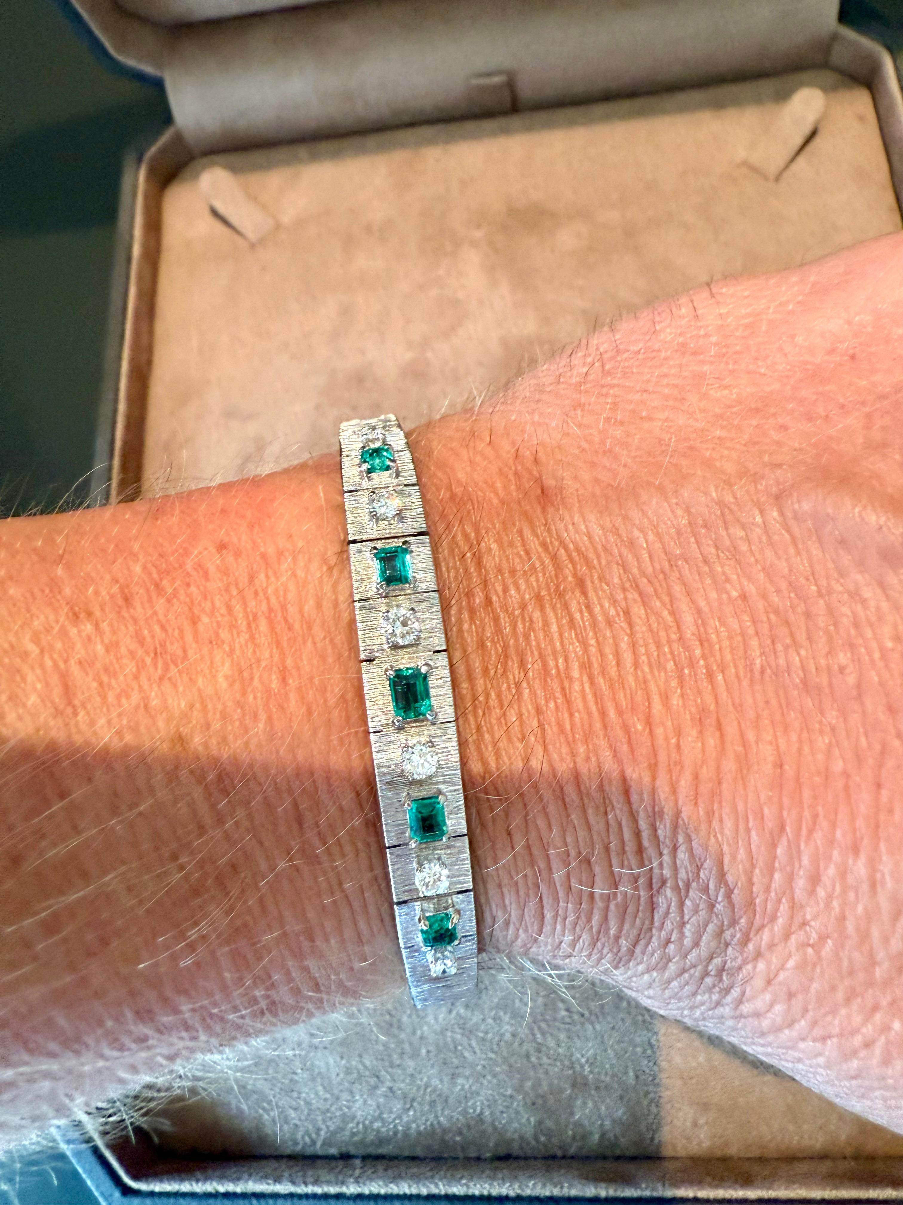 1970 Vintage Diamond Emerald Braclet 18 K brushed white Gold For Sale 8