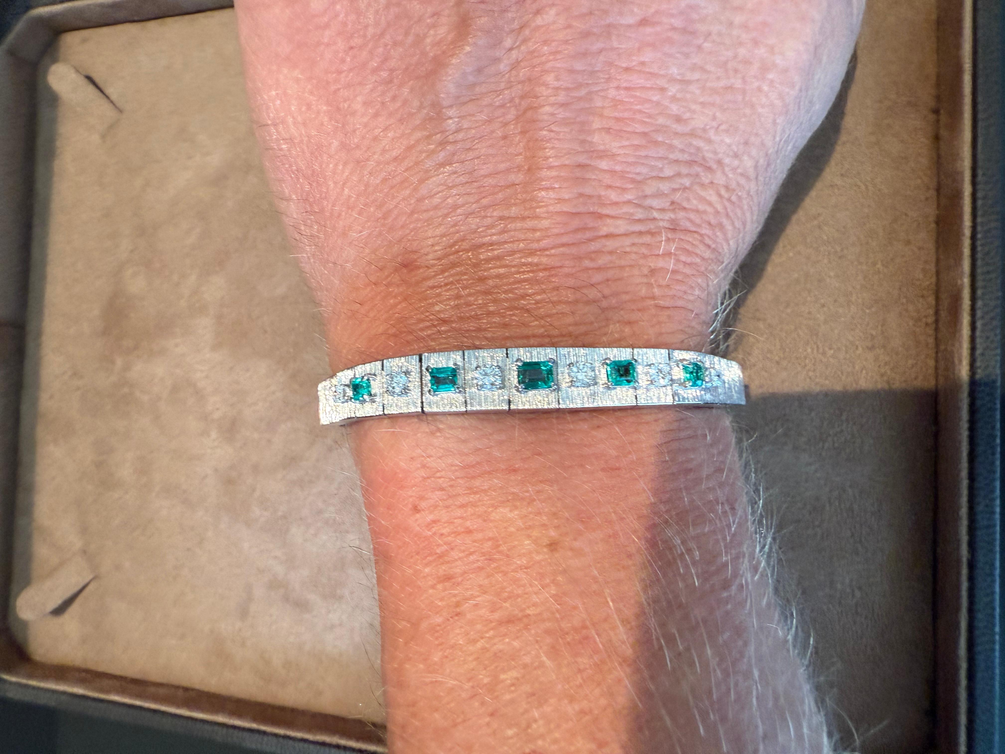 1970 Vintage Diamond Emerald Braclet 18 K brushed white Gold For Sale 9