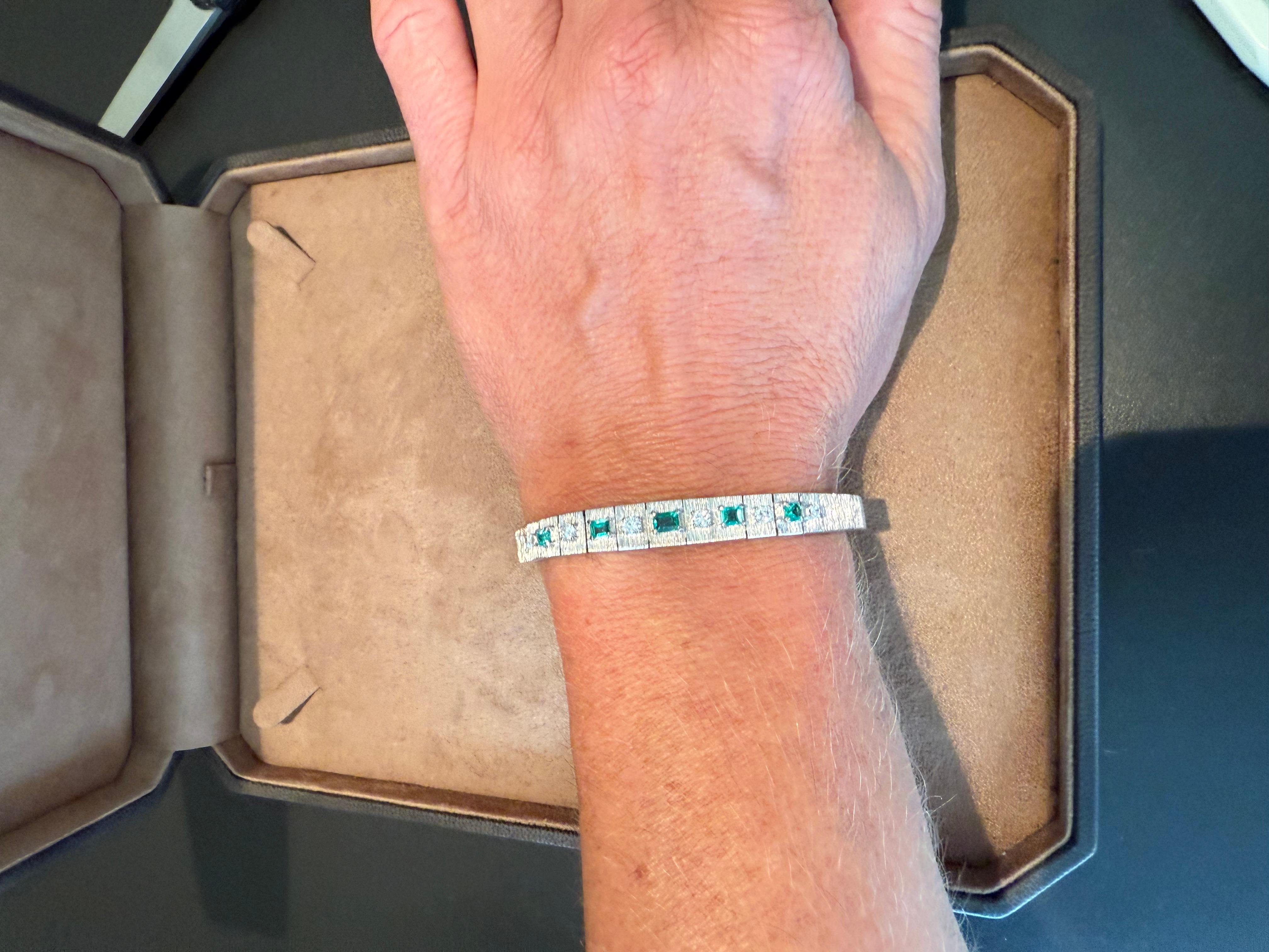 1970 Vintage Diamond Emerald Braclet 18 K brushed white Gold For Sale 11
