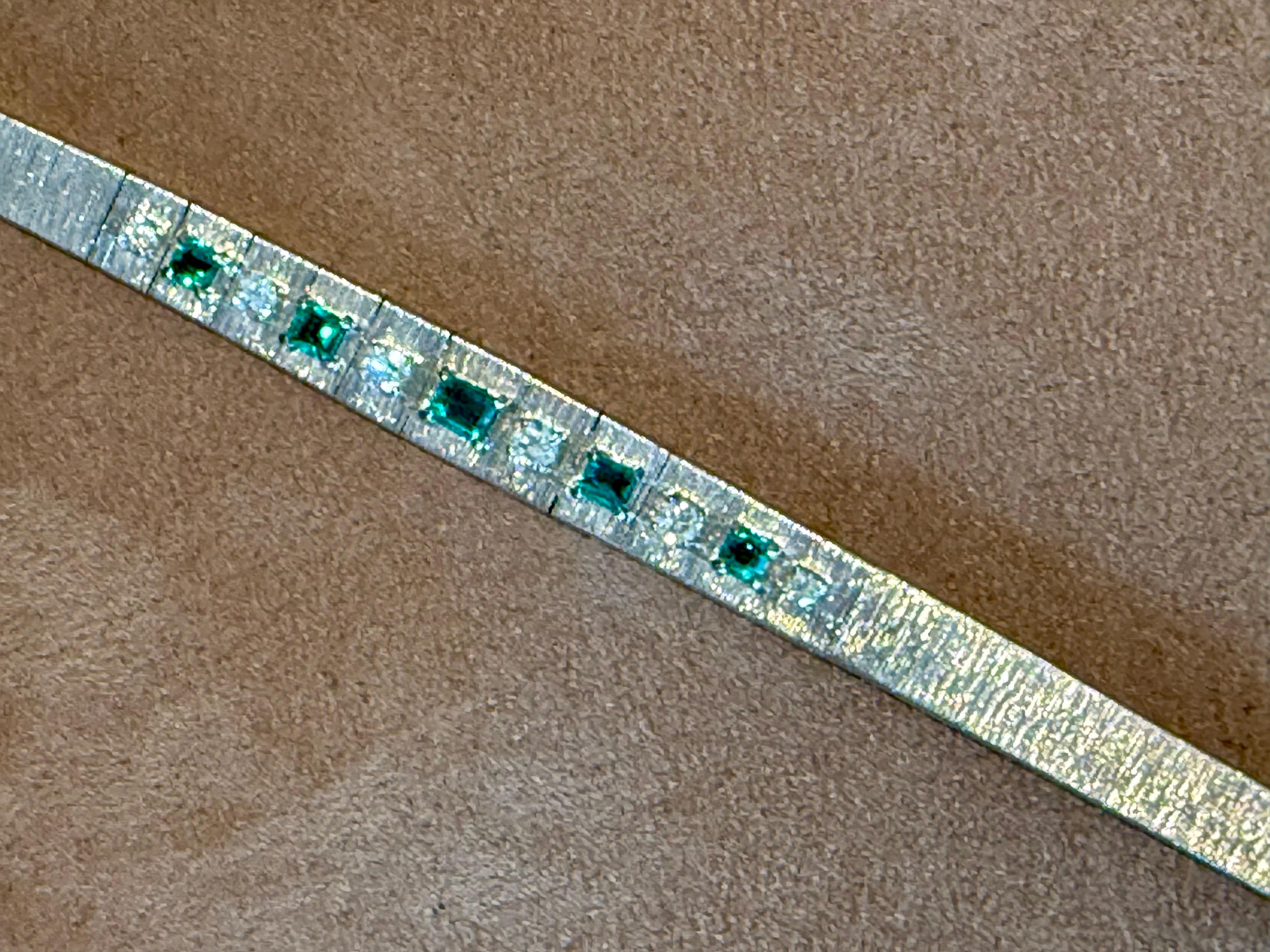 1970 Vintage Diamond Emerald Braclet 18 K brushed white Gold In Good Condition For Sale In Zurich, Zollstrasse