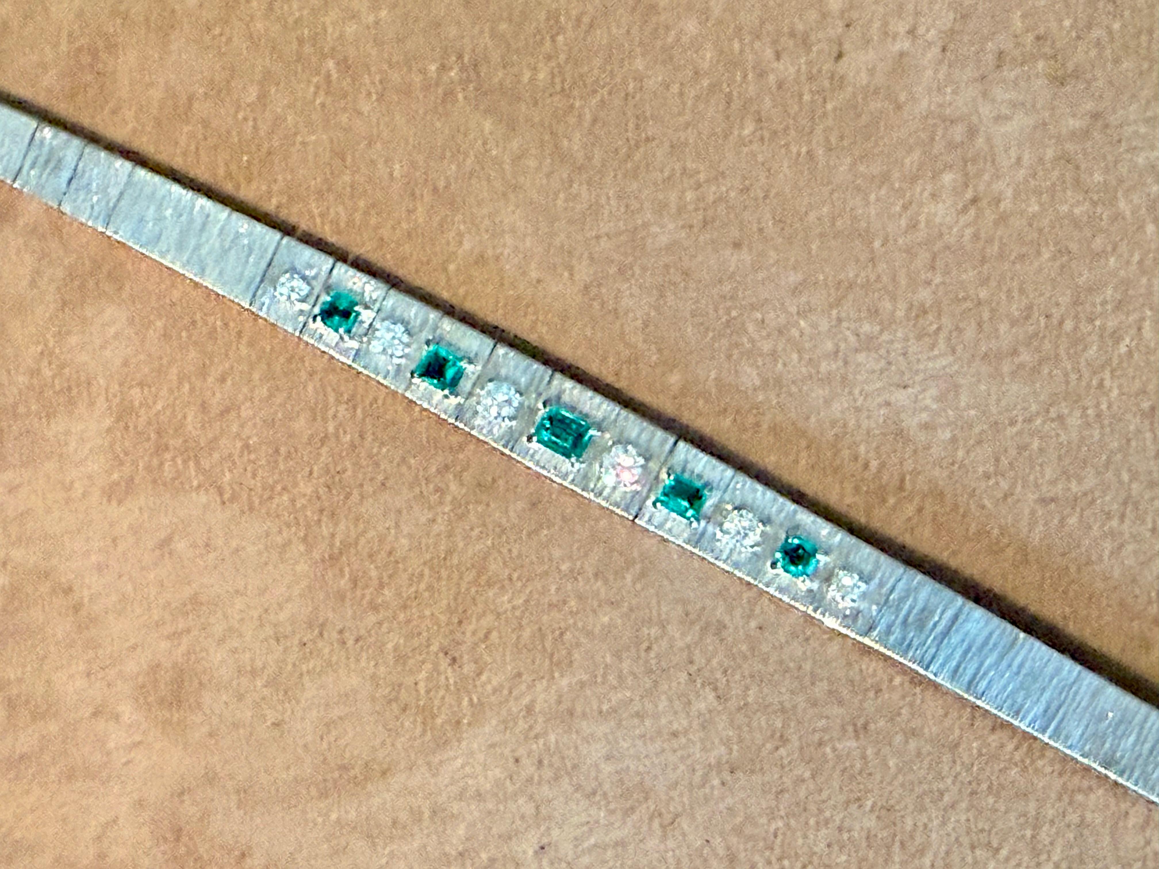 1970 Vintage Diamond Emerald Braclet 18 K brushed white Gold For Sale 1