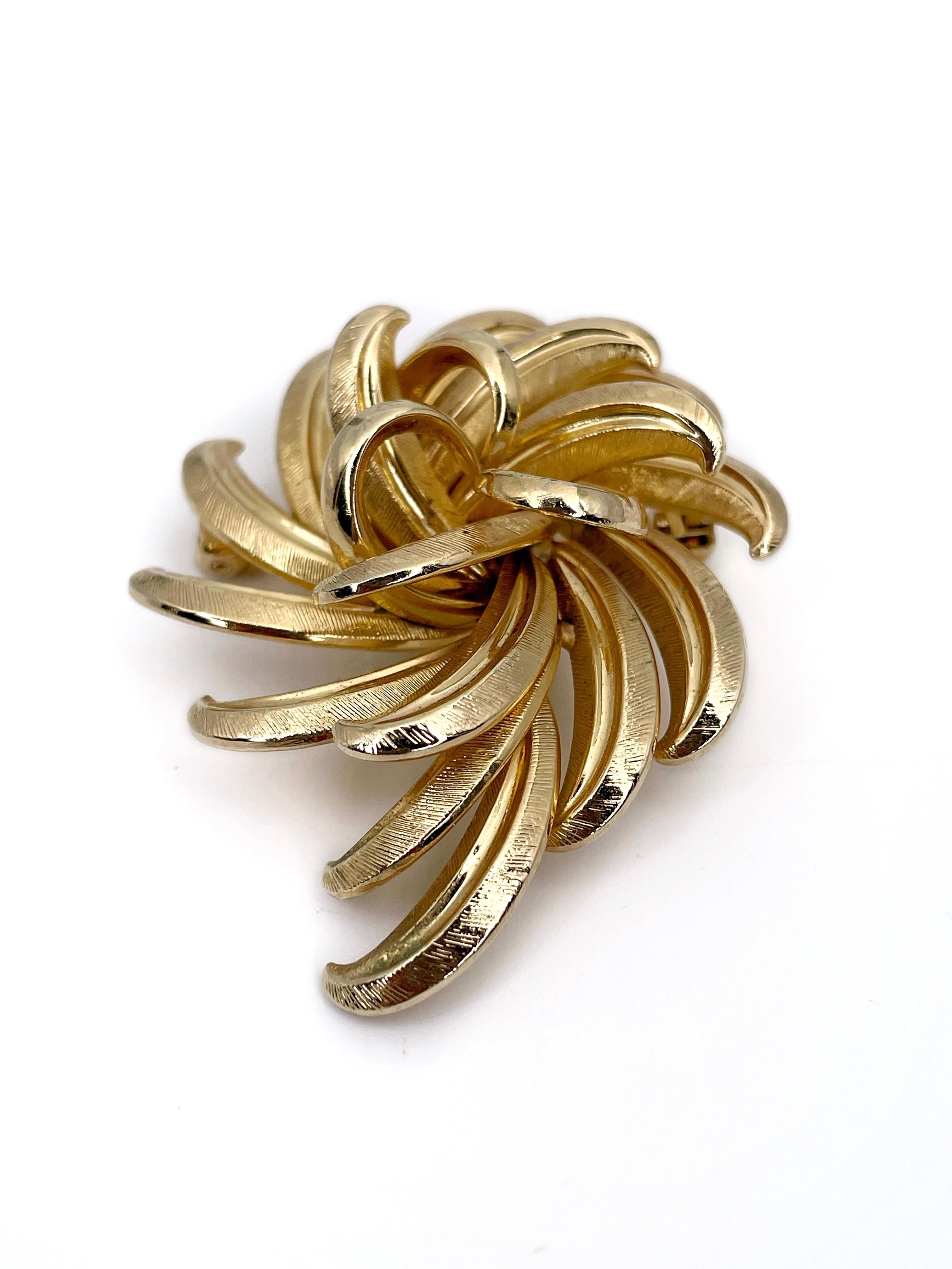 This is an abstract floral design vintage brooch designed by Grosse in 1970. This piece is gold plated. 

Markings: “Grosse© - 1970 - Germany” (shown in photos).

Size: 3.5x5cm