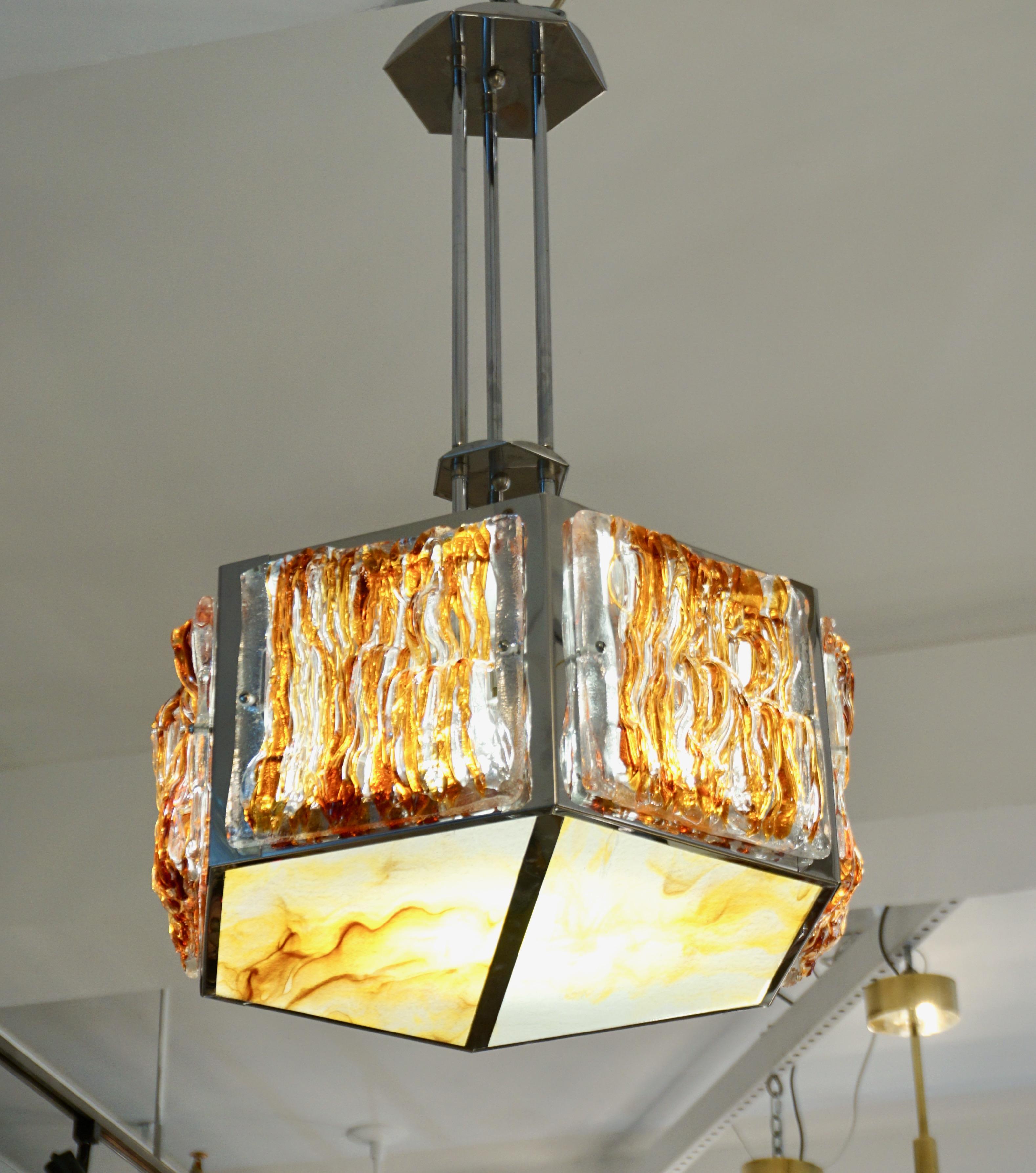 Eine seltene italienische Design Mid-Century Modern Kronleuchter von Mazzega, die Nickel-Struktur hat eine geometrische sechseckige Form, in den Baldachinen wiederholt, mit 6 luftigen organischen Seitenwände in kristallklarem und orange Murano-Glas