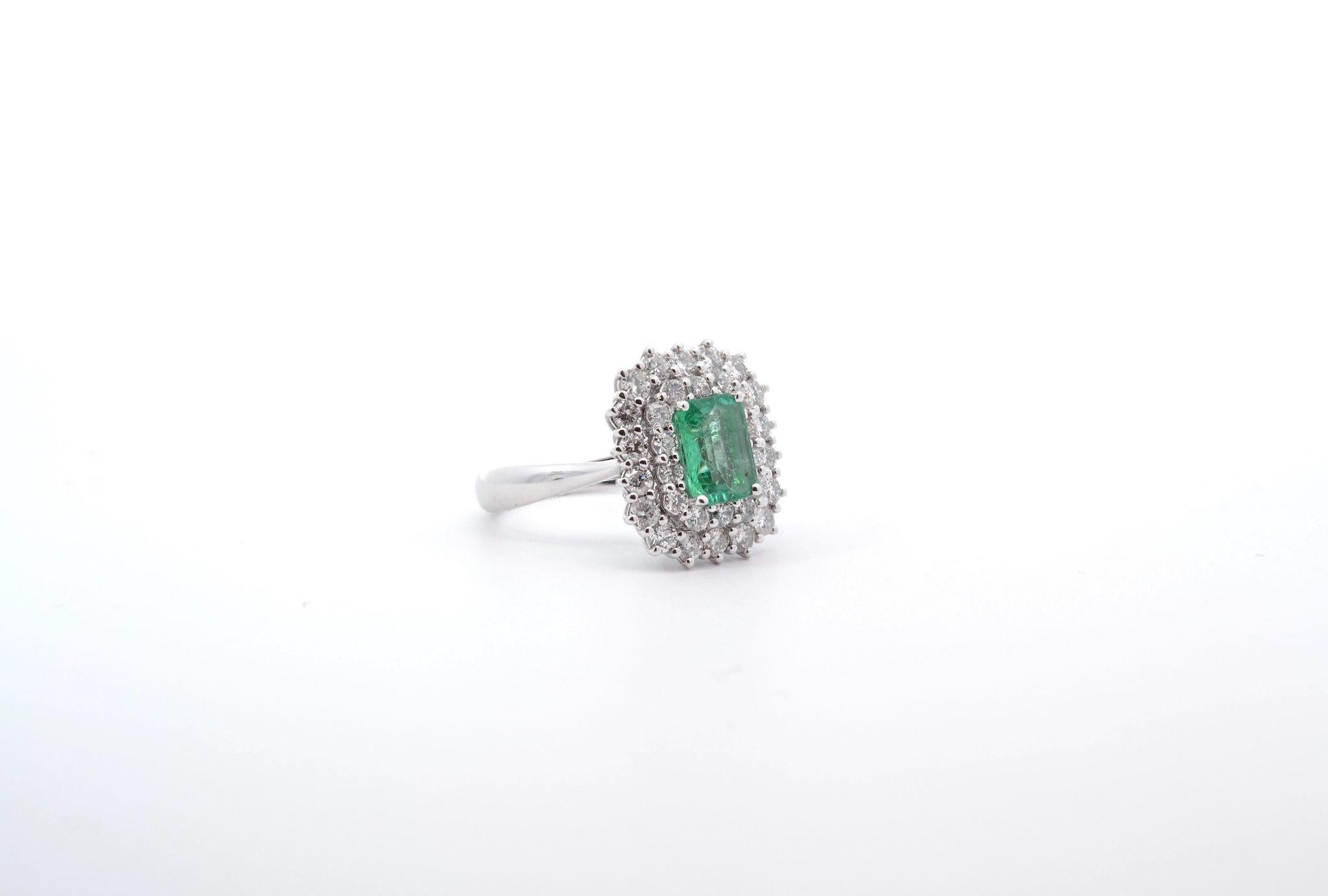 Emerald Cut 1970 vintage ring with 1, 39 carats emerald and diamonds