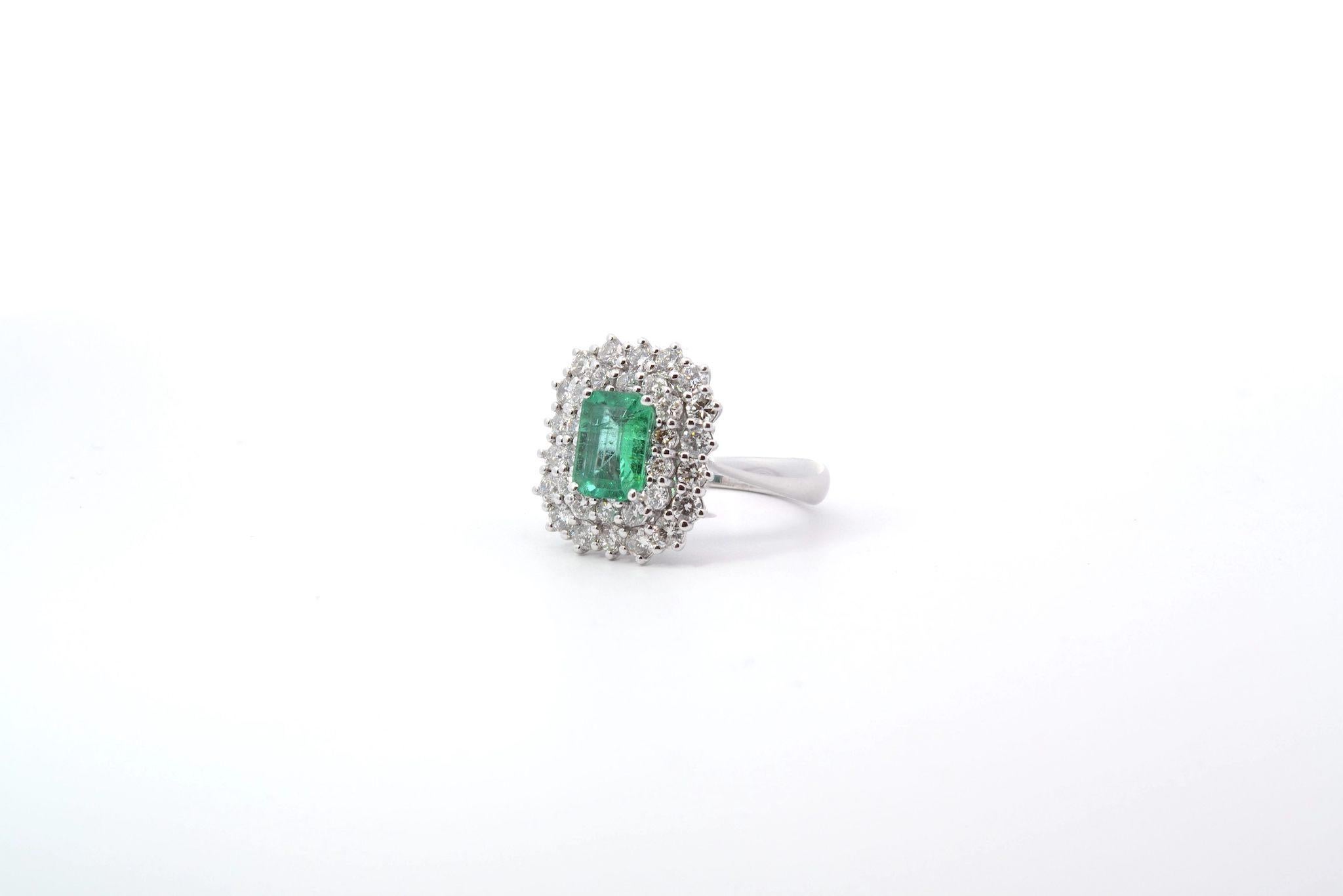 1970 vintage ring with 1, 39 carats emerald and diamonds In Good Condition In PARIS, FR