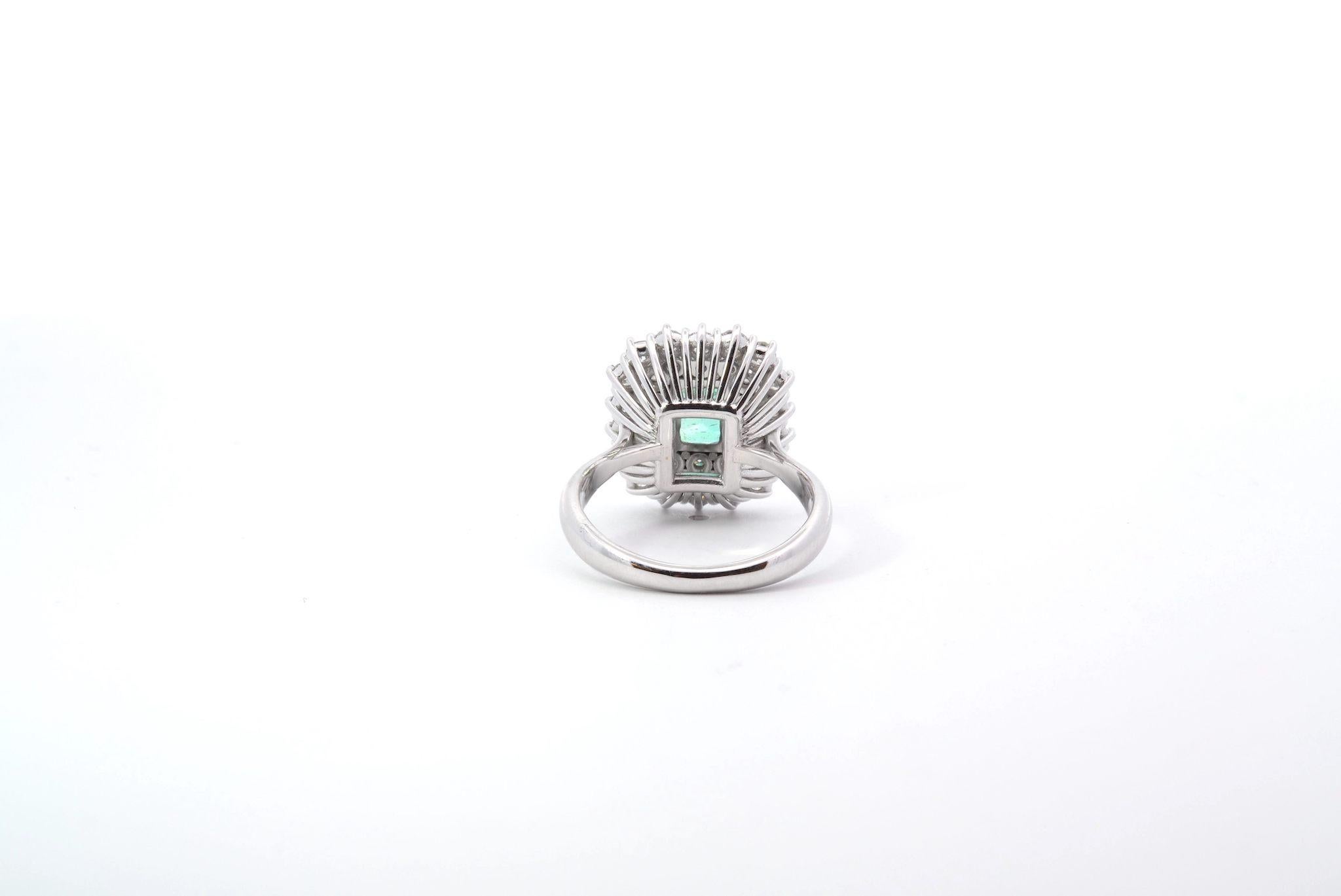 Women's or Men's 1970 vintage ring with 1, 39 carats emerald and diamonds