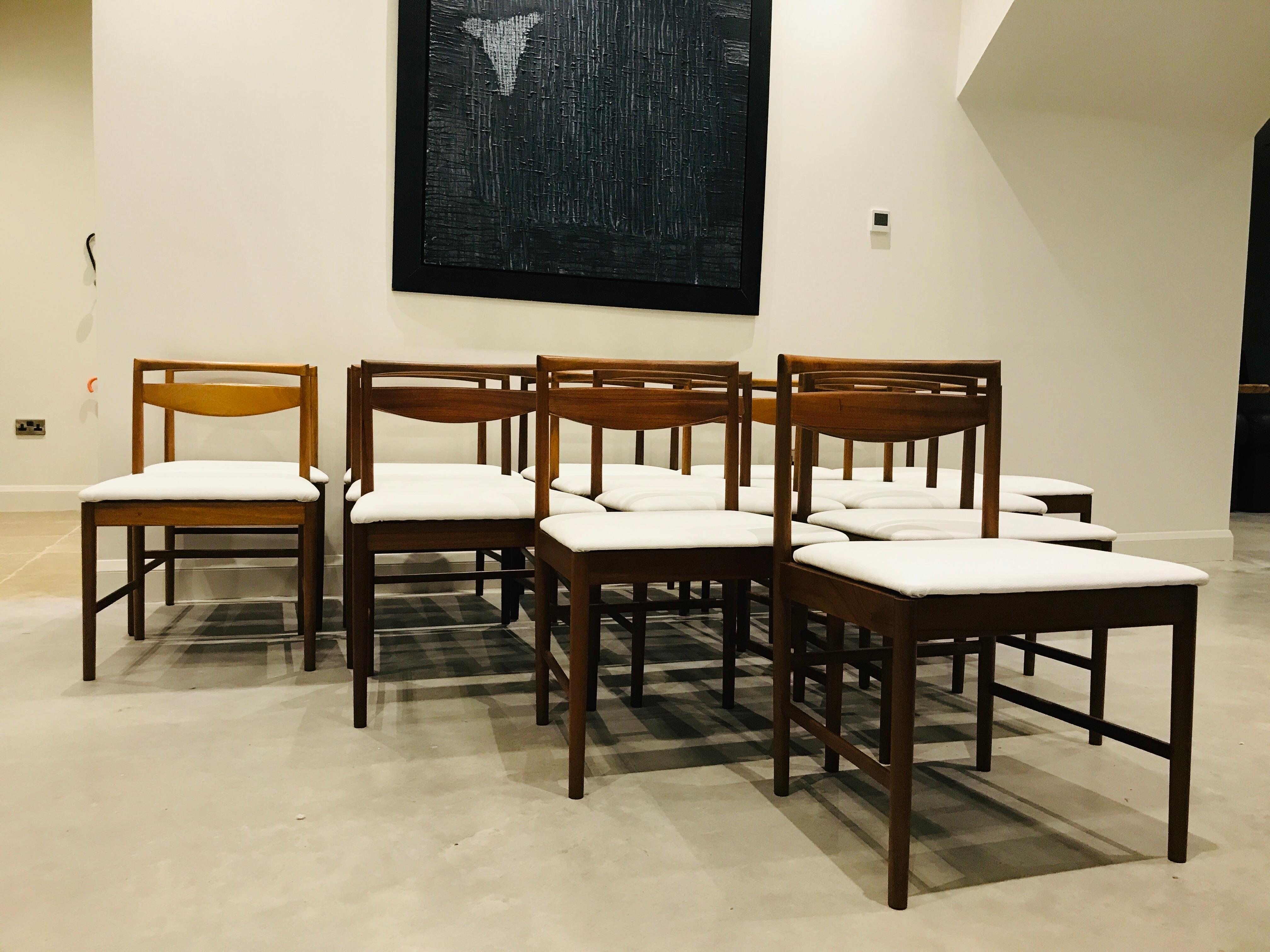 20ième siècle 1970 Vintage Teck McIntosh Retro Chaises de salle à manger tapissées en cuir blanc en vente