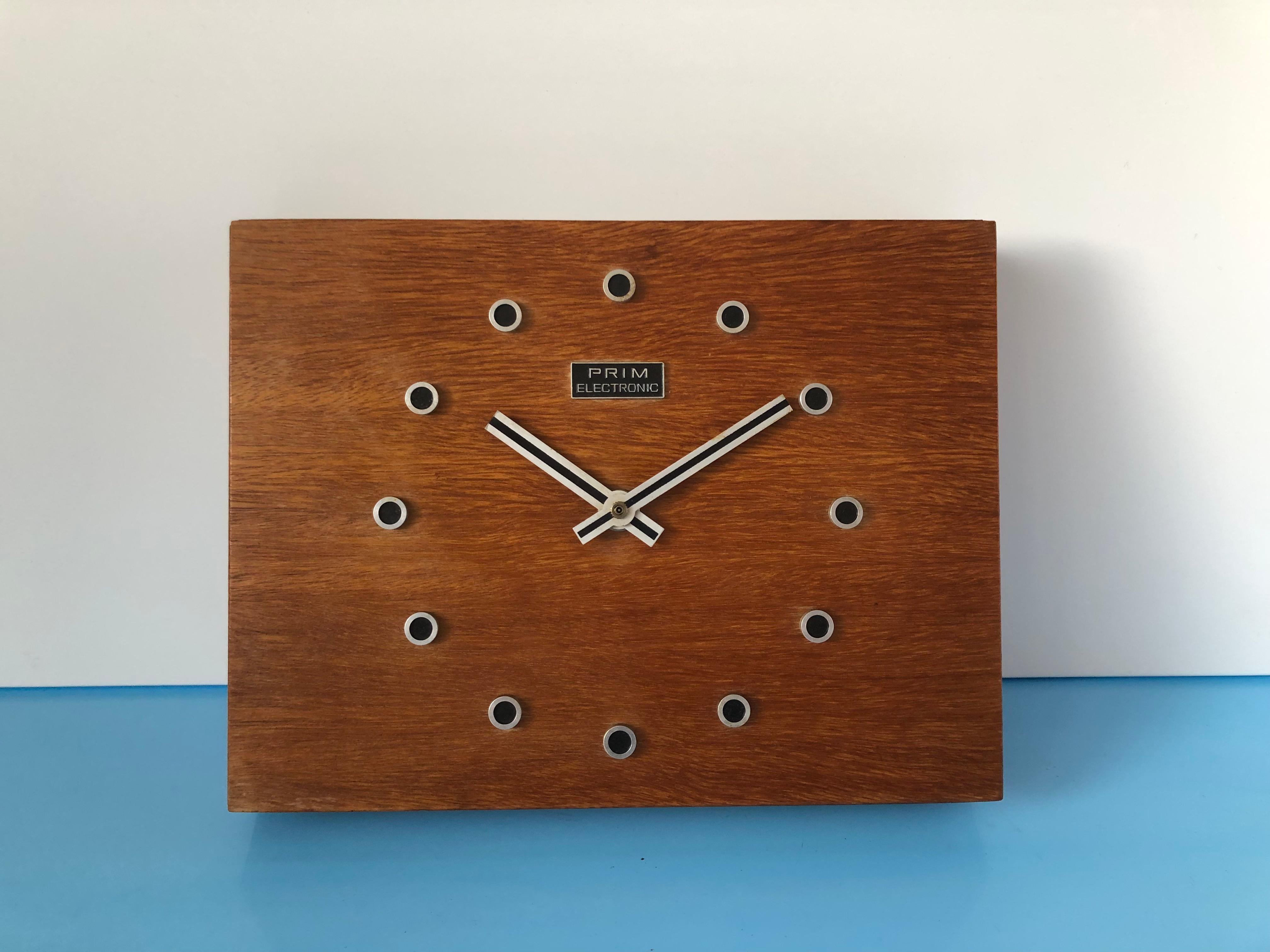 Wooden wall clock Prim electronic from Czechoslovakia.
The clock is in original good working condition,
Battery operated clock.

