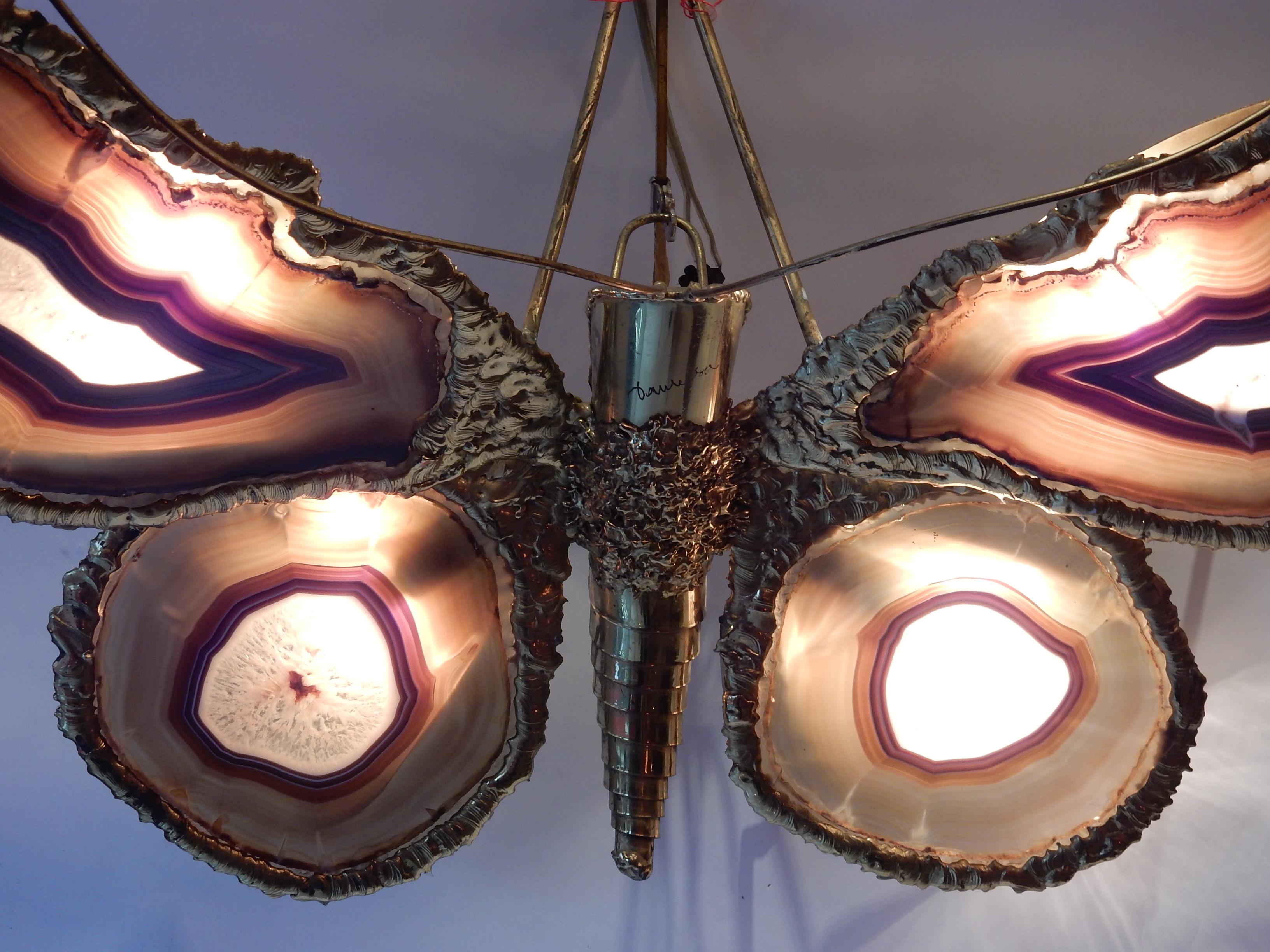 Bronze or brass wall lamp has decoration of butterfly, 4 bulbs, wings in agate, good condition, circa 1970. Measures: 51 X 63 cm.