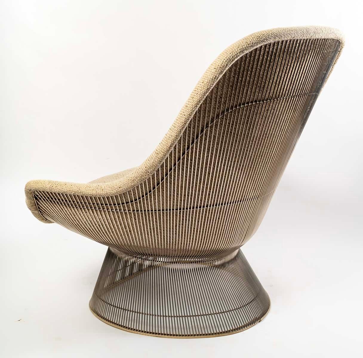 Designed by the American architect and designer Warren Platner, platner easy chair is part of the Platner collection for Knoll. Its structure is constructed of vertically and horizontally shaped metal rods treated with nickel plating and is coated