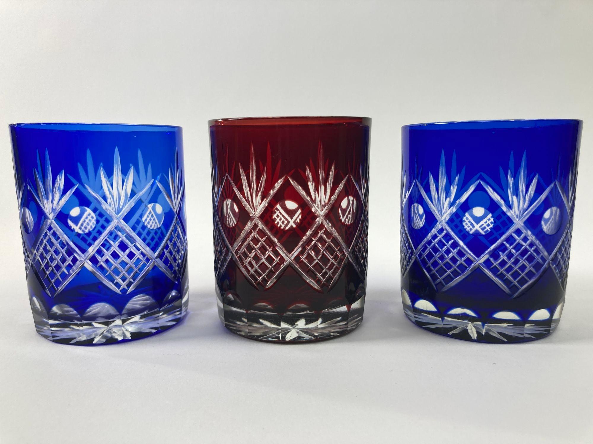 1970 Whiskey Glasses Tumbler Baccarat Style Blue and Red Cut Crystal Set of 3 For Sale 10