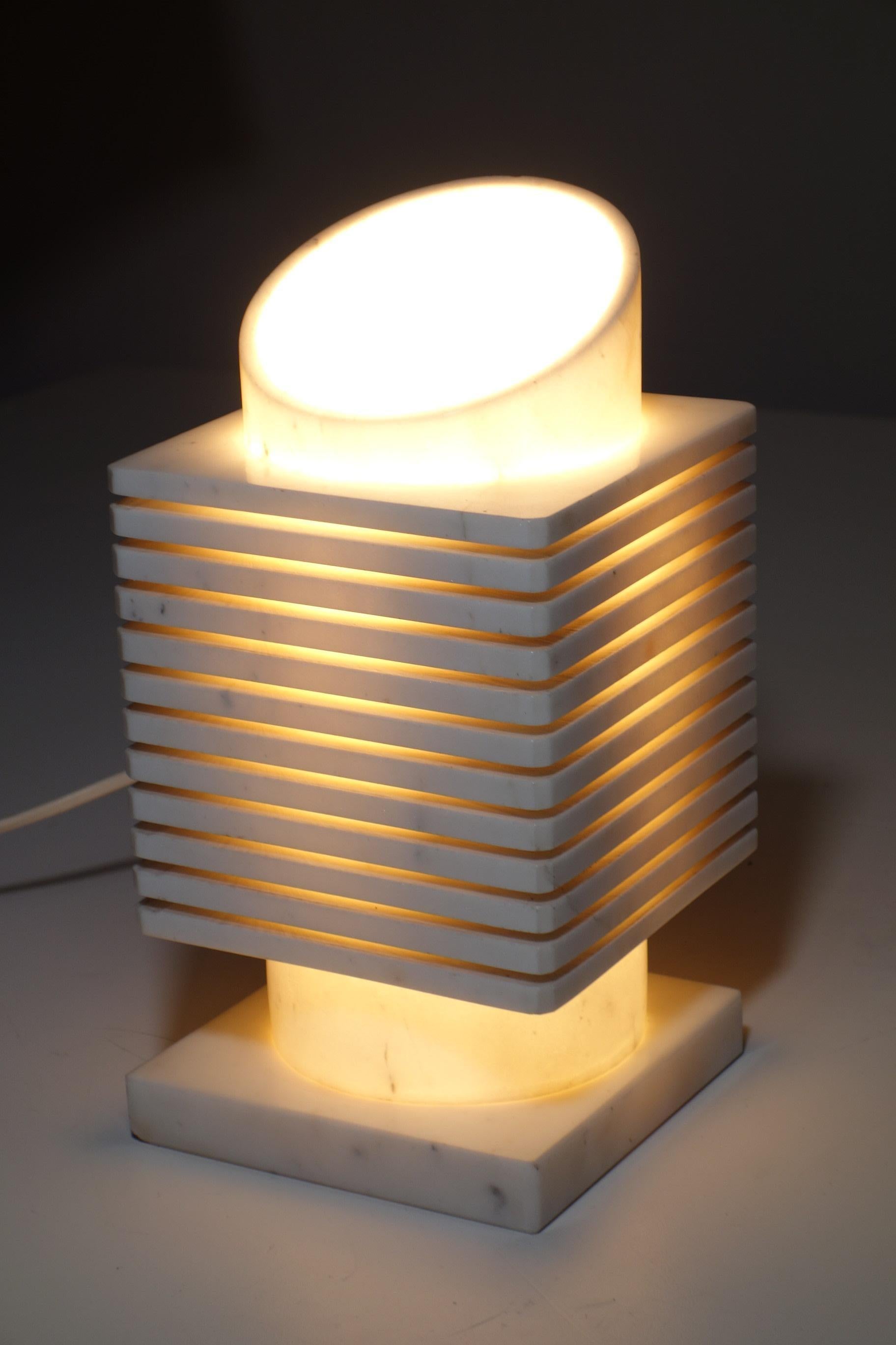 1970 Lampada da tavolo scultura moderna di design in marmo bianco di Carrara italiano in vendita 3