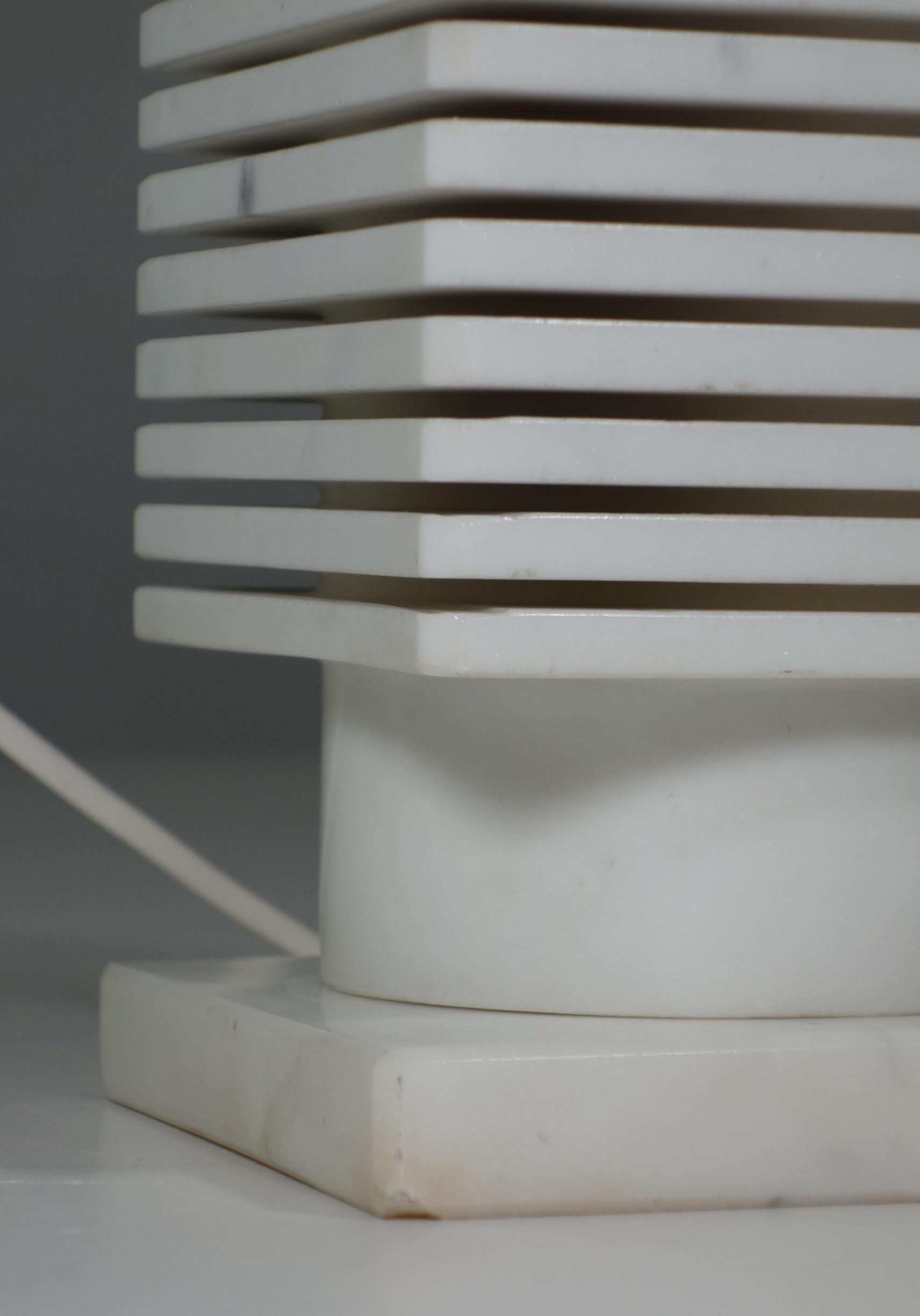 1970 Lampada da tavolo scultura moderna di design in marmo bianco di Carrara italiano in vendita 4