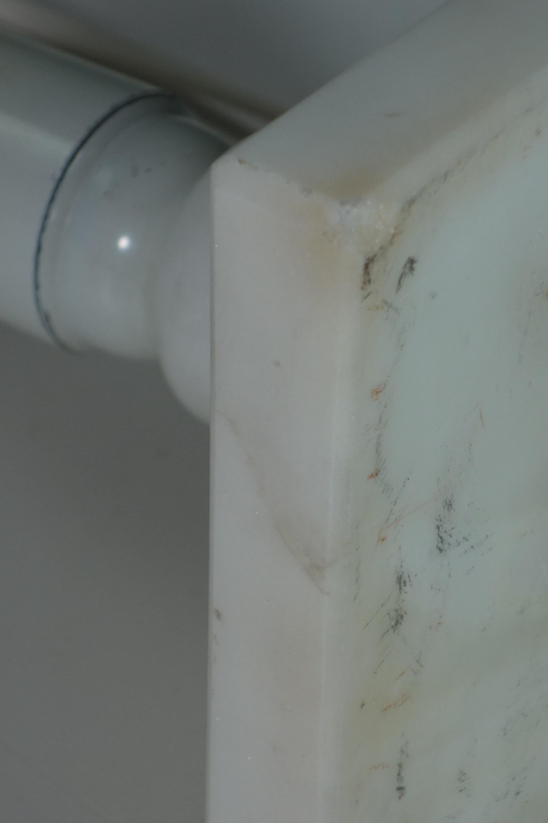 1970 Lampada da tavolo scultura moderna di design in marmo bianco di Carrara italiano in vendita 5