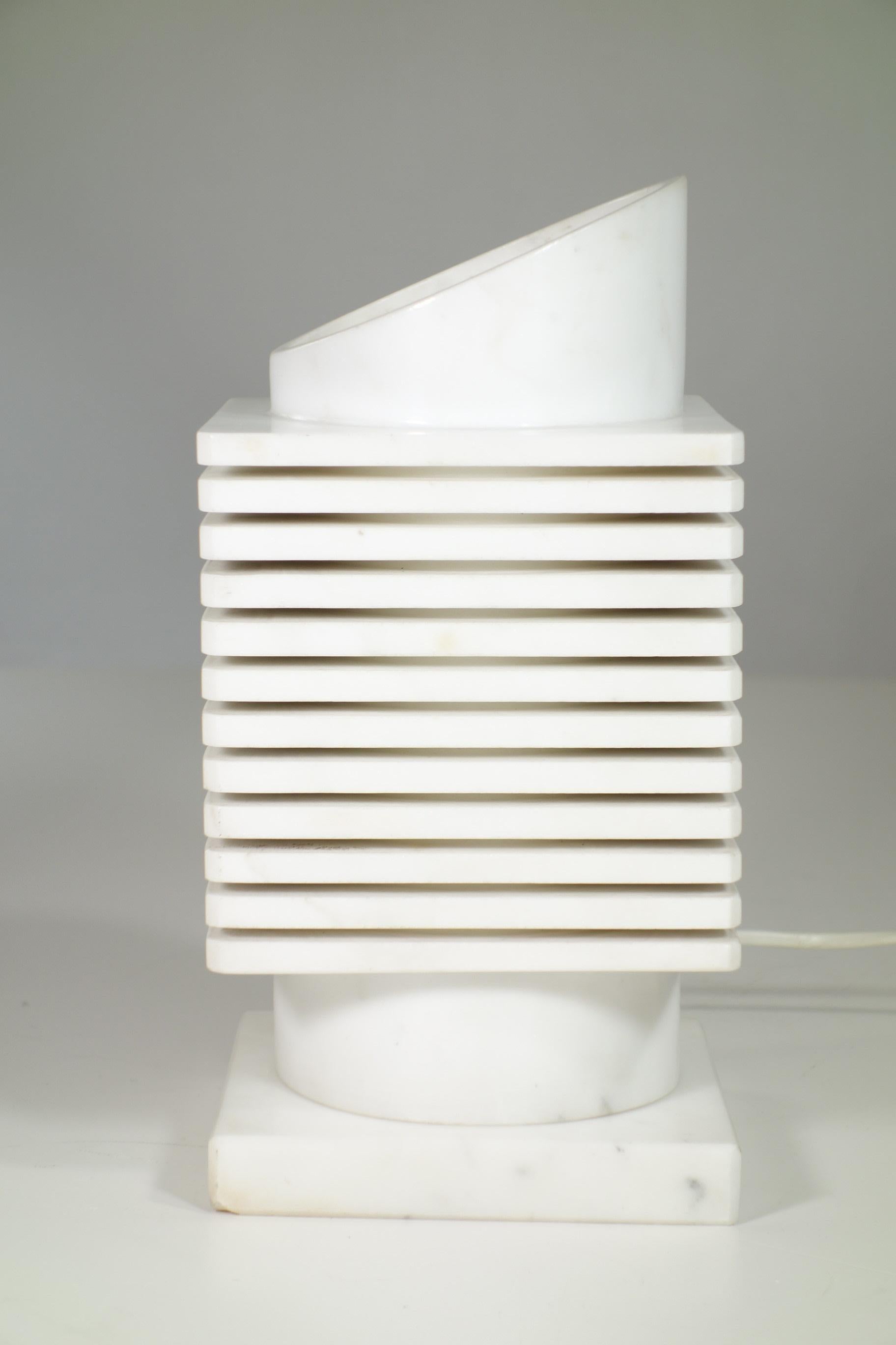 Lampada da tavolo Sculpture
Italia, 1970

Marmo bianco di Carrara
Eccellente qualità di produzione

Leggera scheggiatura alla base dell'angolo (come si vede nell'immagine)
Condizioni eccellenti
Perfettamente funzionante