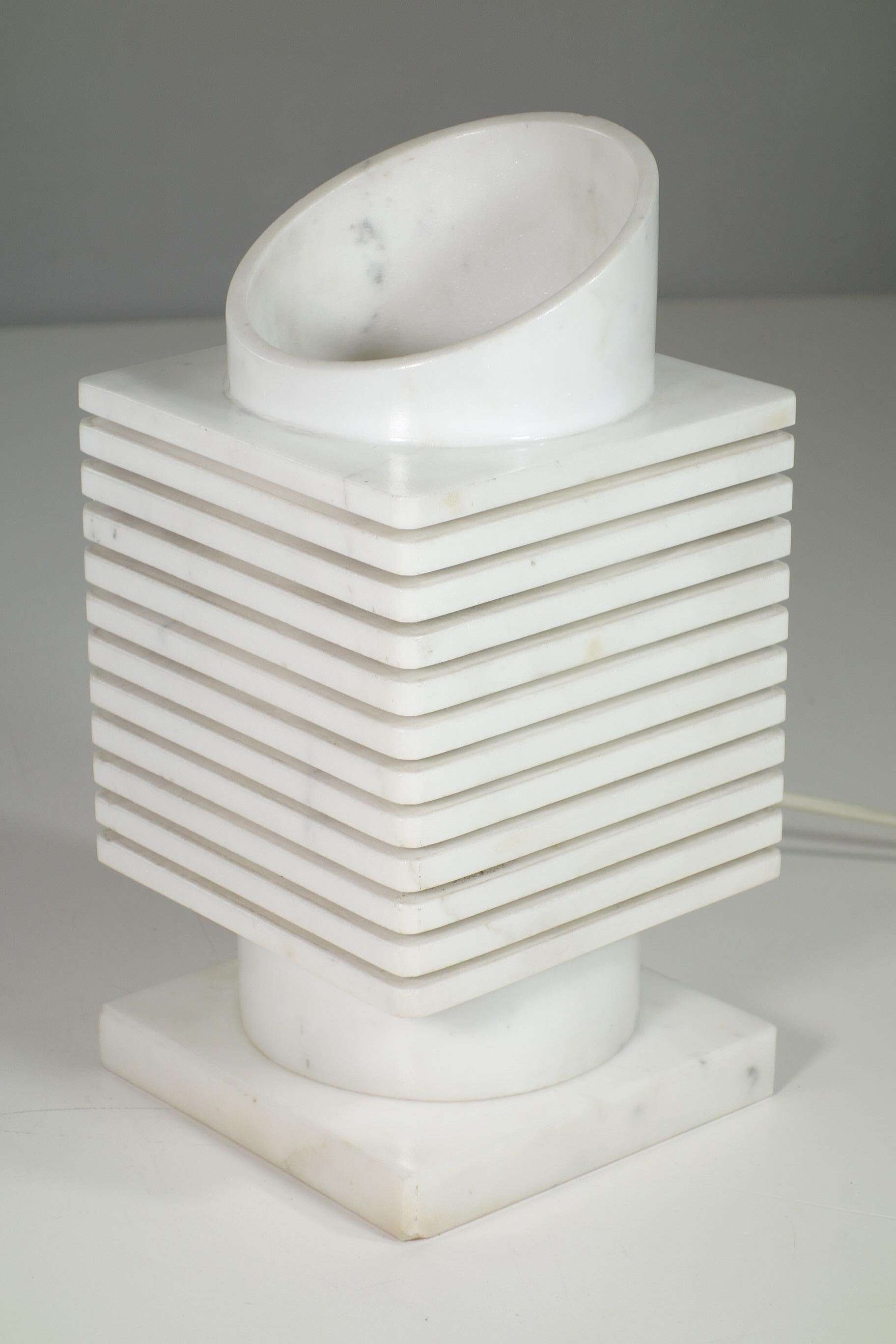 Moderno 1970 Lampada da tavolo scultura moderna di design in marmo bianco di Carrara italiano in vendita
