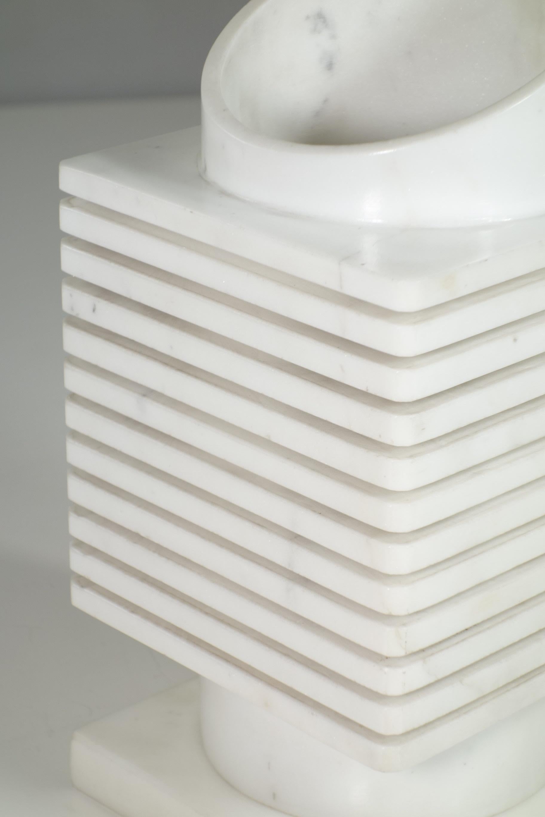 Italiano 1970 Lampada da tavolo scultura moderna di design in marmo bianco di Carrara italiano in vendita