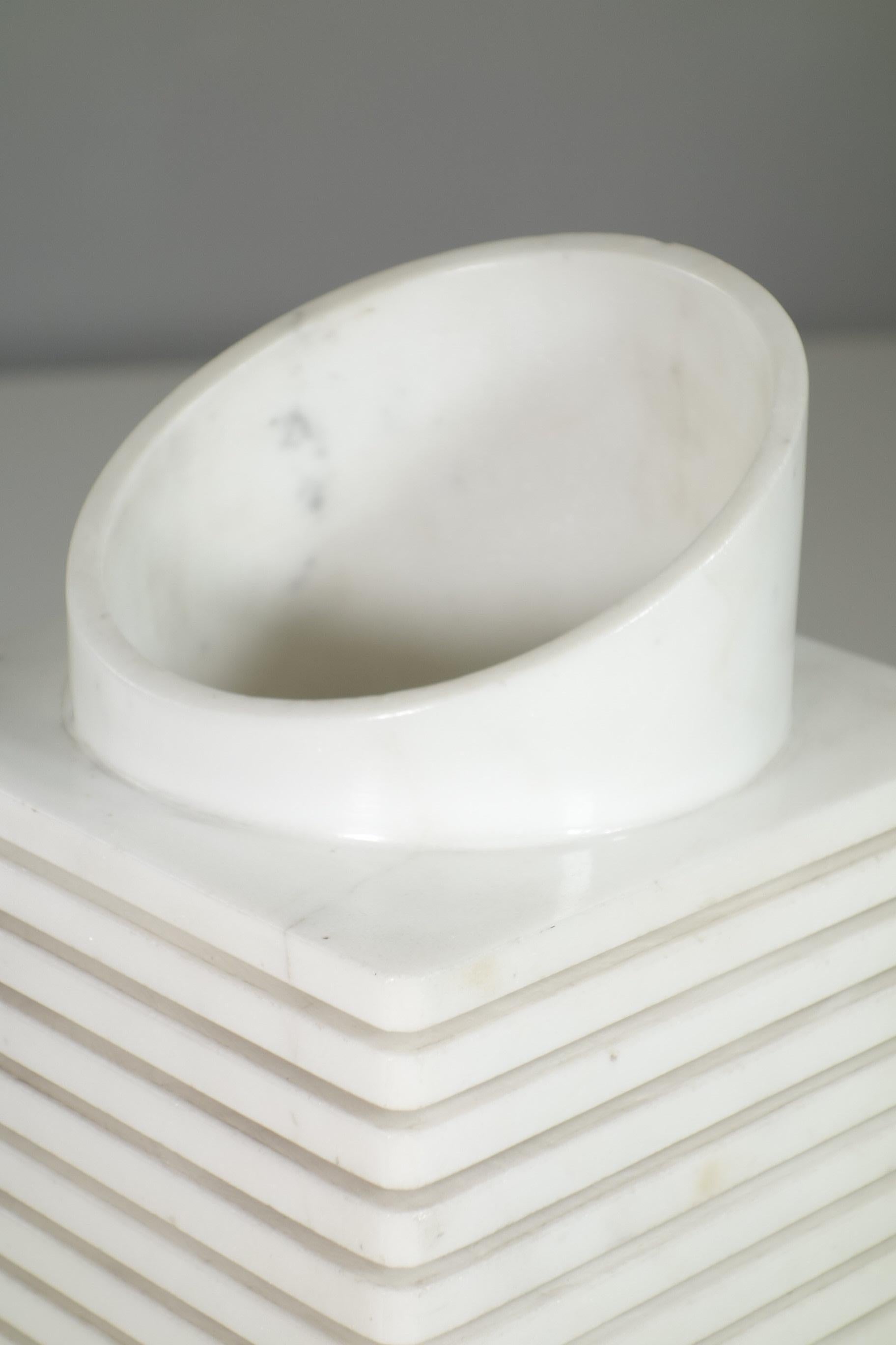 1970 Lampada da tavolo scultura moderna di design in marmo bianco di Carrara italiano In condizioni buone in vendita a Brescia, IT