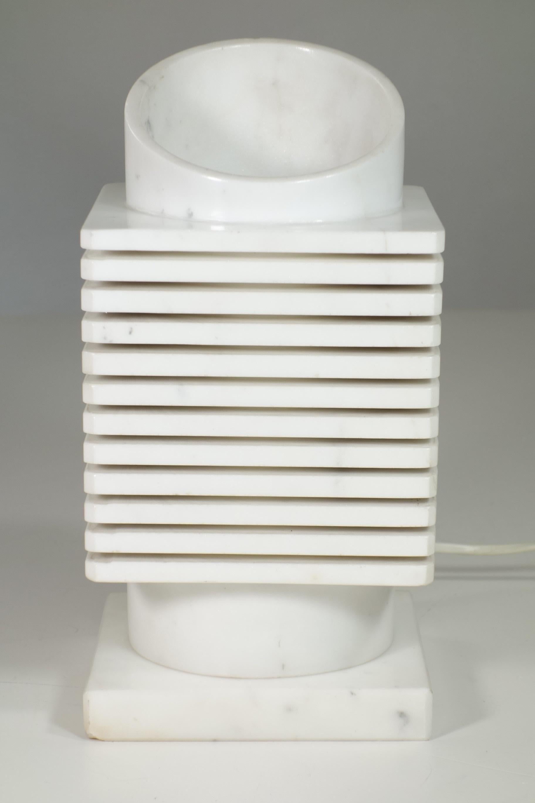 Fine XX secolo 1970 Lampada da tavolo scultura moderna di design in marmo bianco di Carrara italiano in vendita