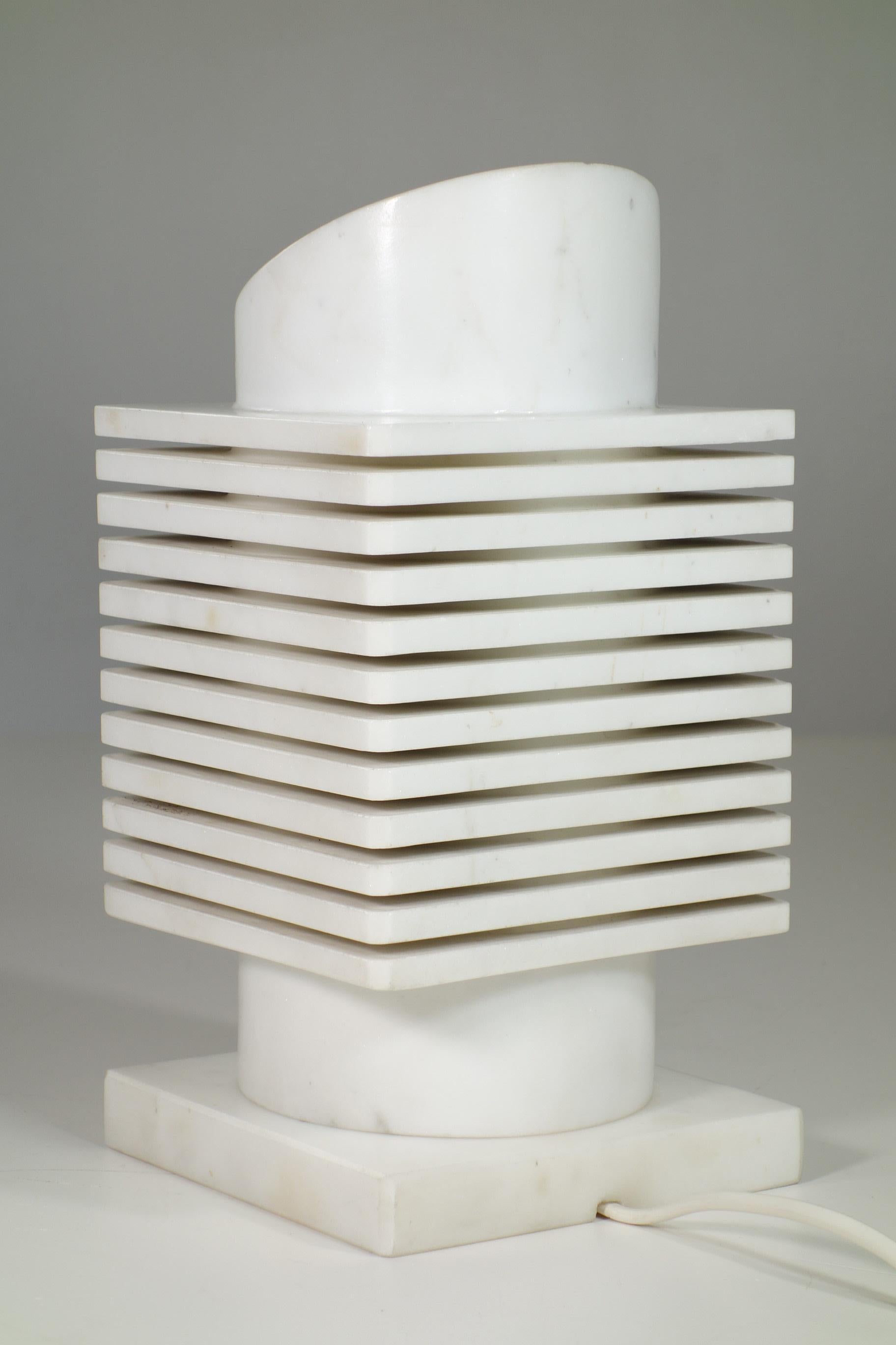 Marmo 1970 Lampada da tavolo scultura moderna di design in marmo bianco di Carrara italiano in vendita