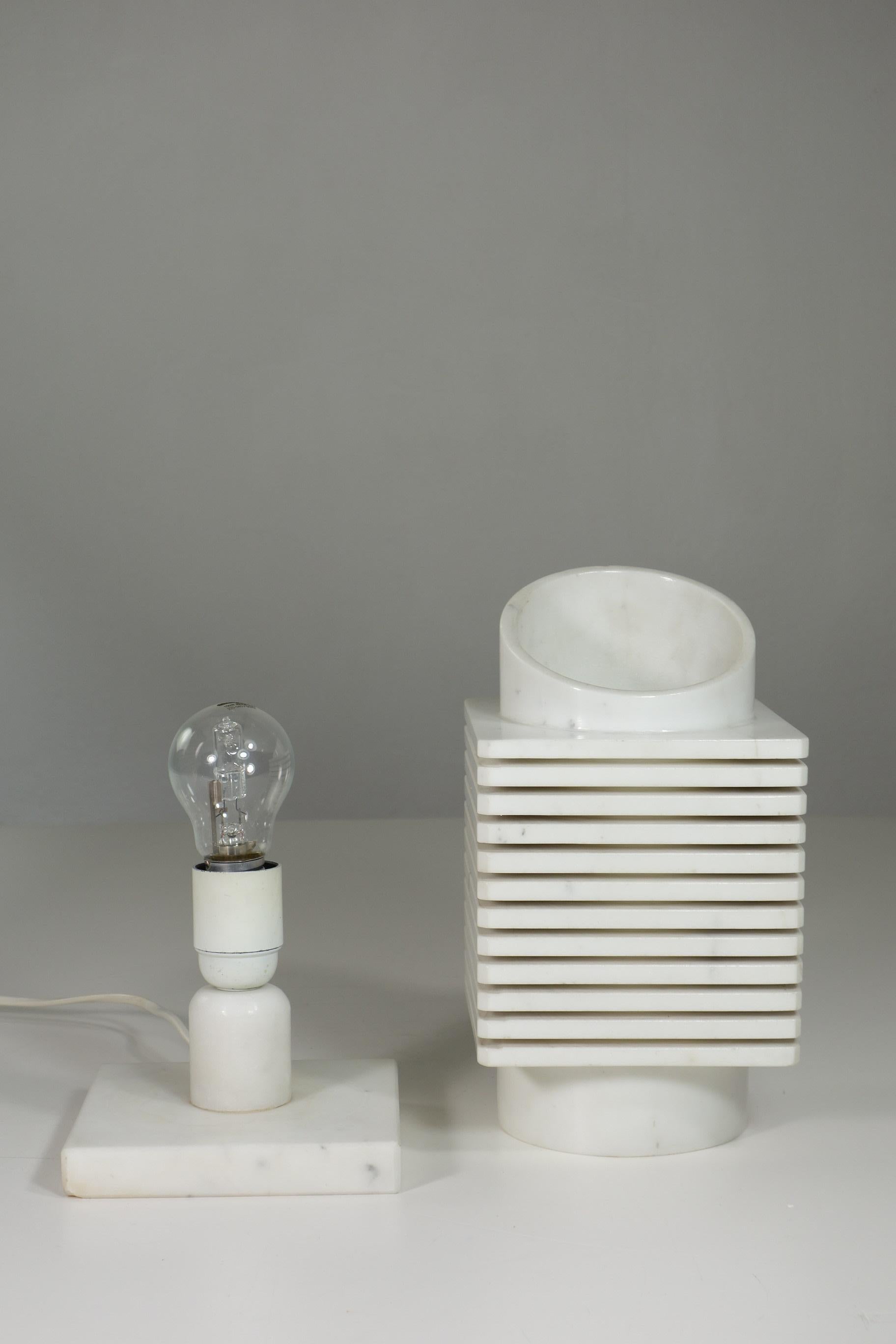 1970 Lampada da tavolo scultura moderna di design in marmo bianco di Carrara italiano in vendita 1