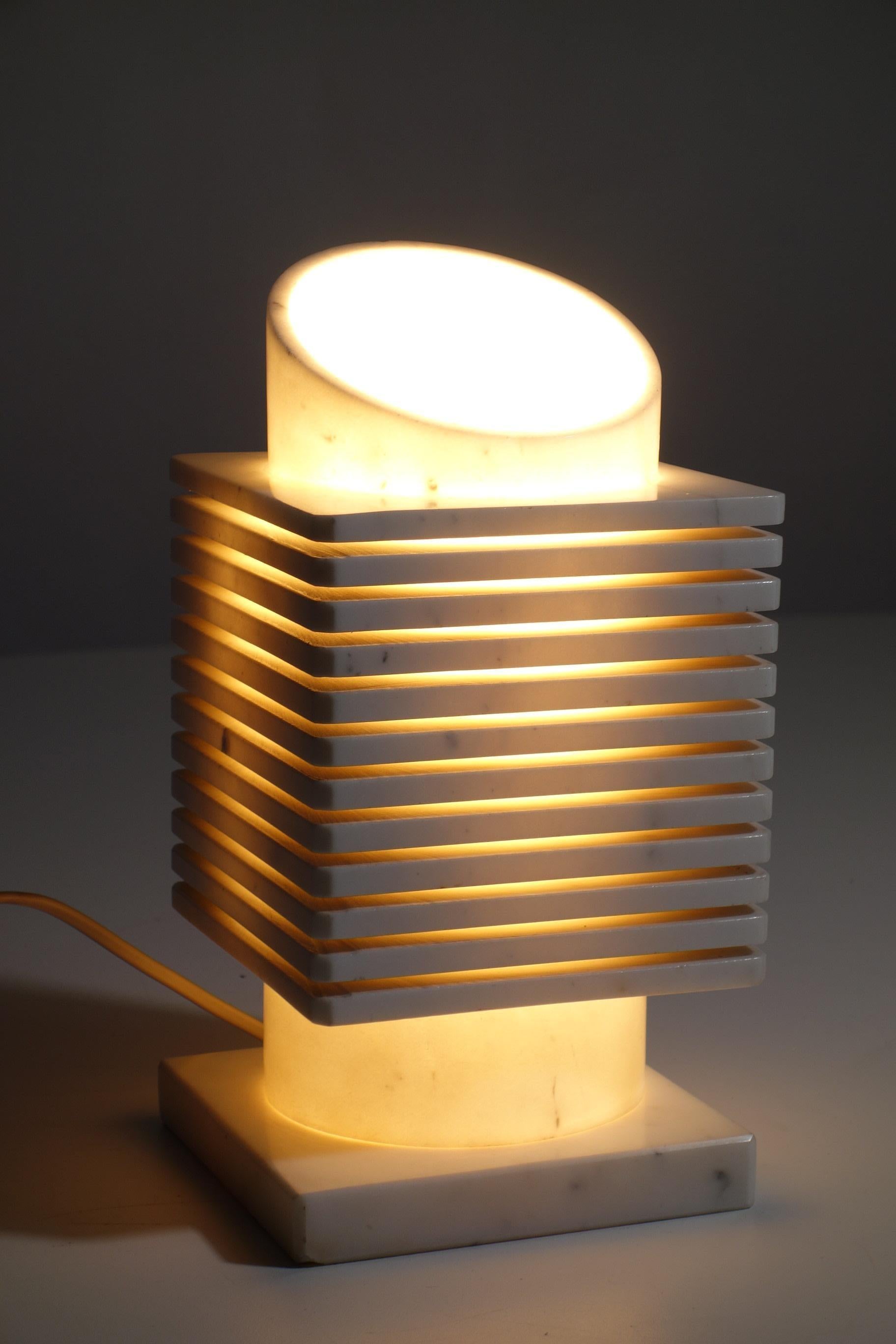 1970 Lampada da tavolo scultura moderna di design in marmo bianco di Carrara italiano in vendita 2