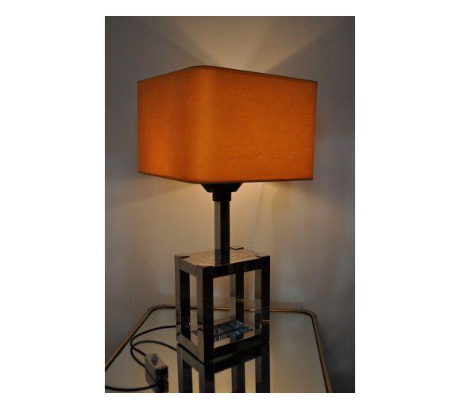 Superbe et rare lampe de table cubique Willy Rizzo conçue en Italie pour Lumica vers 1970. La lampe est composée d'une structure cubique chromée. Cet objet est une véritable œuvre d'art et un objet de design unique qui mettra en valeur votre projet