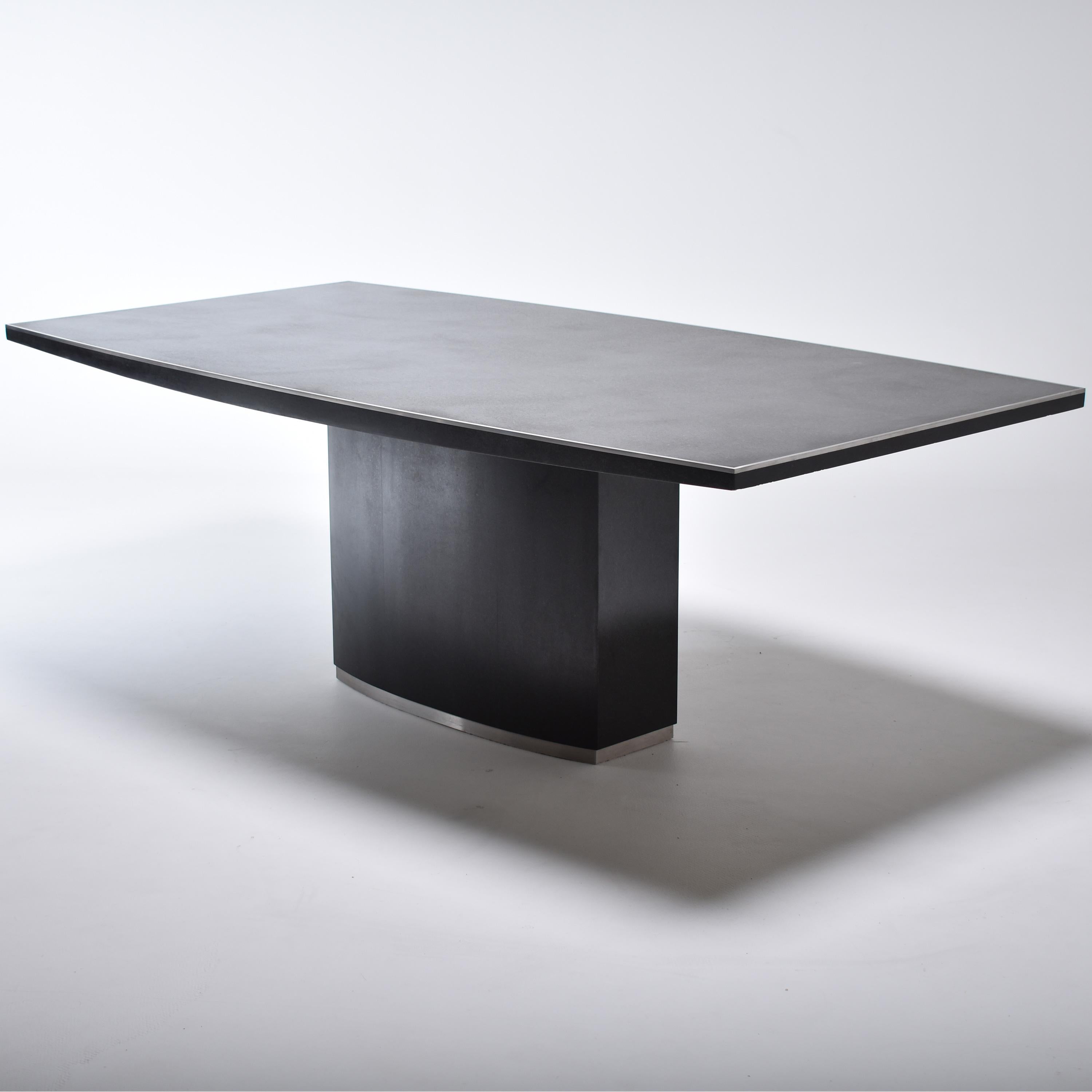 Magnifique table de salle à manger en granit noir:: avec une bordure argentée. 
Cette table Willy Rizzo présente un détail particulier:: le surfaçage continu du pied:: au lieu des panneaux que l'on voit habituellement. 
Très 