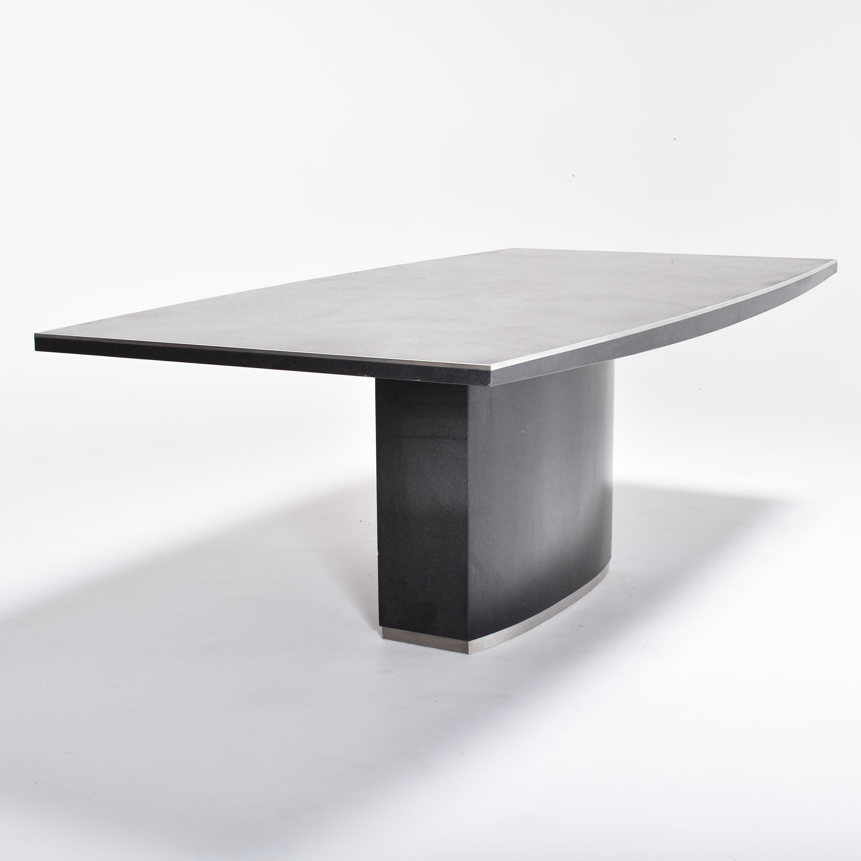 Français Mid-Century Modern:: 1970s:: Willy Rizzo Elliptical Granite Dining Room Table