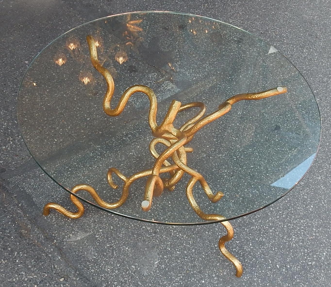 Coffee table decorated with intertwined lianas, wrought iron and gilded. Measures: 80 x 60 x H 40 cm
Top in glass diameter 80 cm.